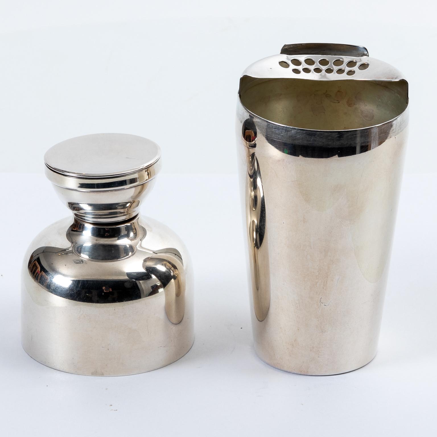 Mid-Century Modern English Silver Plate Cocktail Shaker In Good Condition In Stamford, CT