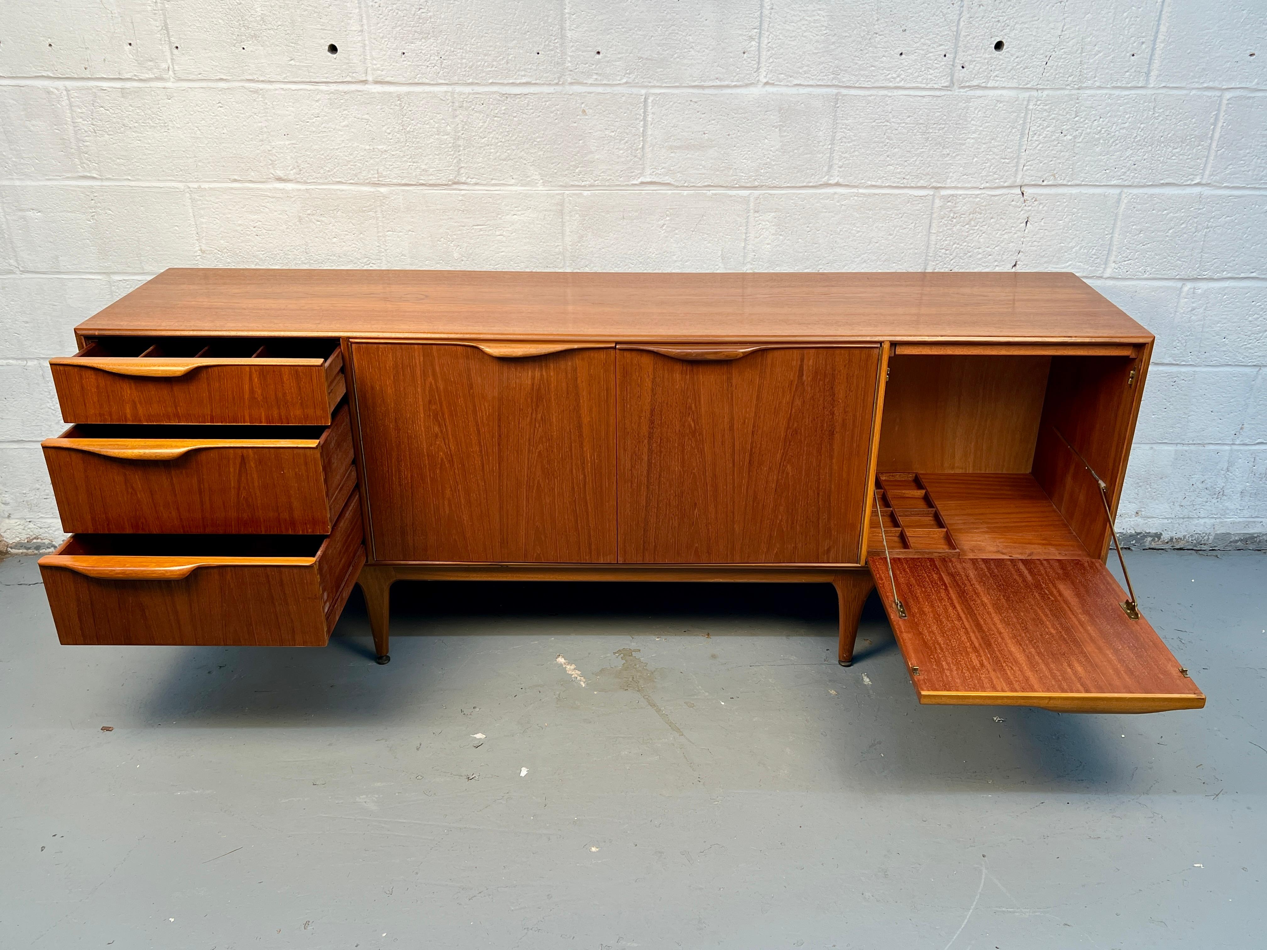 Mid-Century moderno Buffet in teak inglese di metà secolo moderno di McIntosh Furniture in vendita