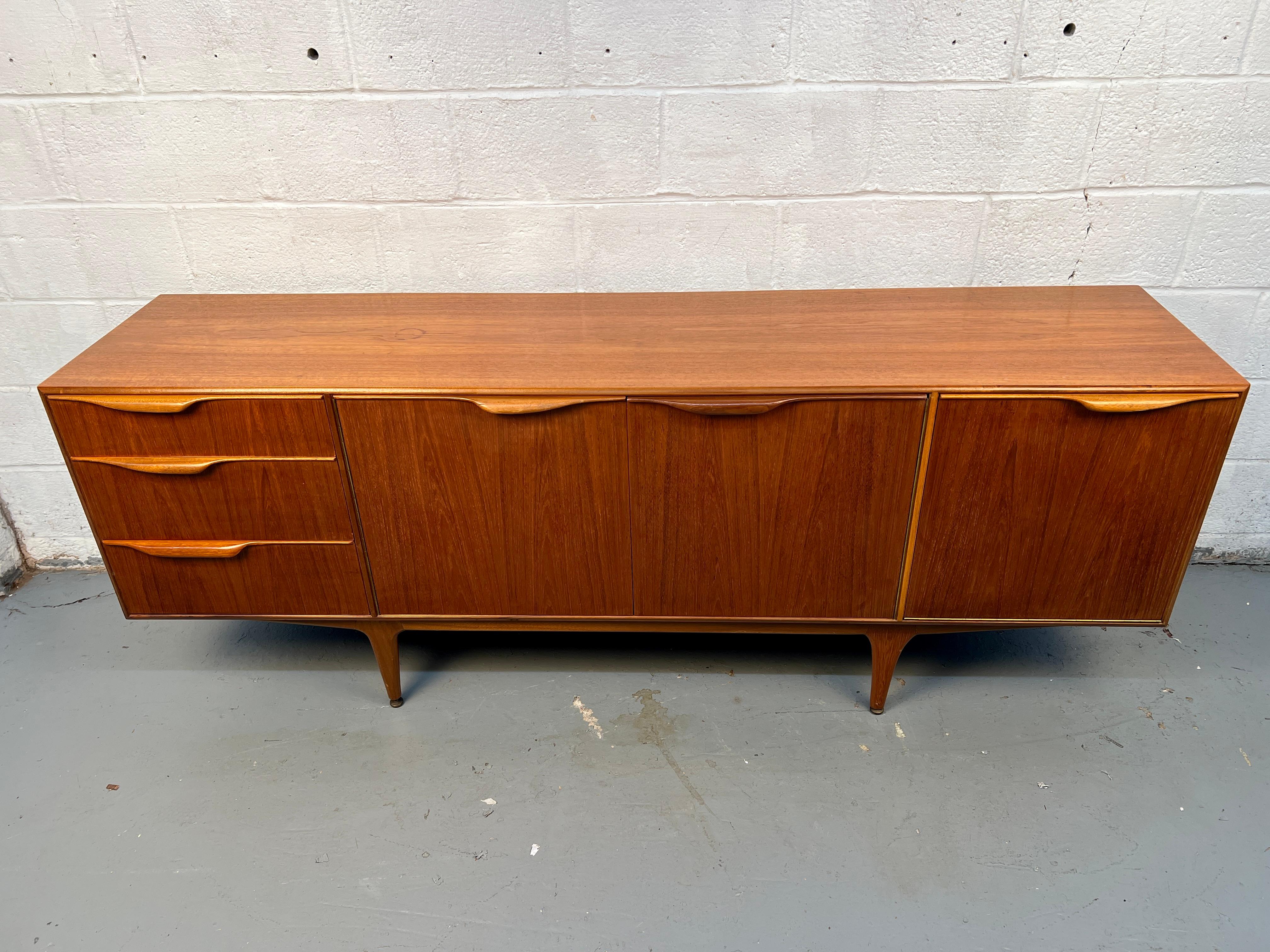 Inglese Buffet in teak inglese di metà secolo moderno di McIntosh Furniture in vendita