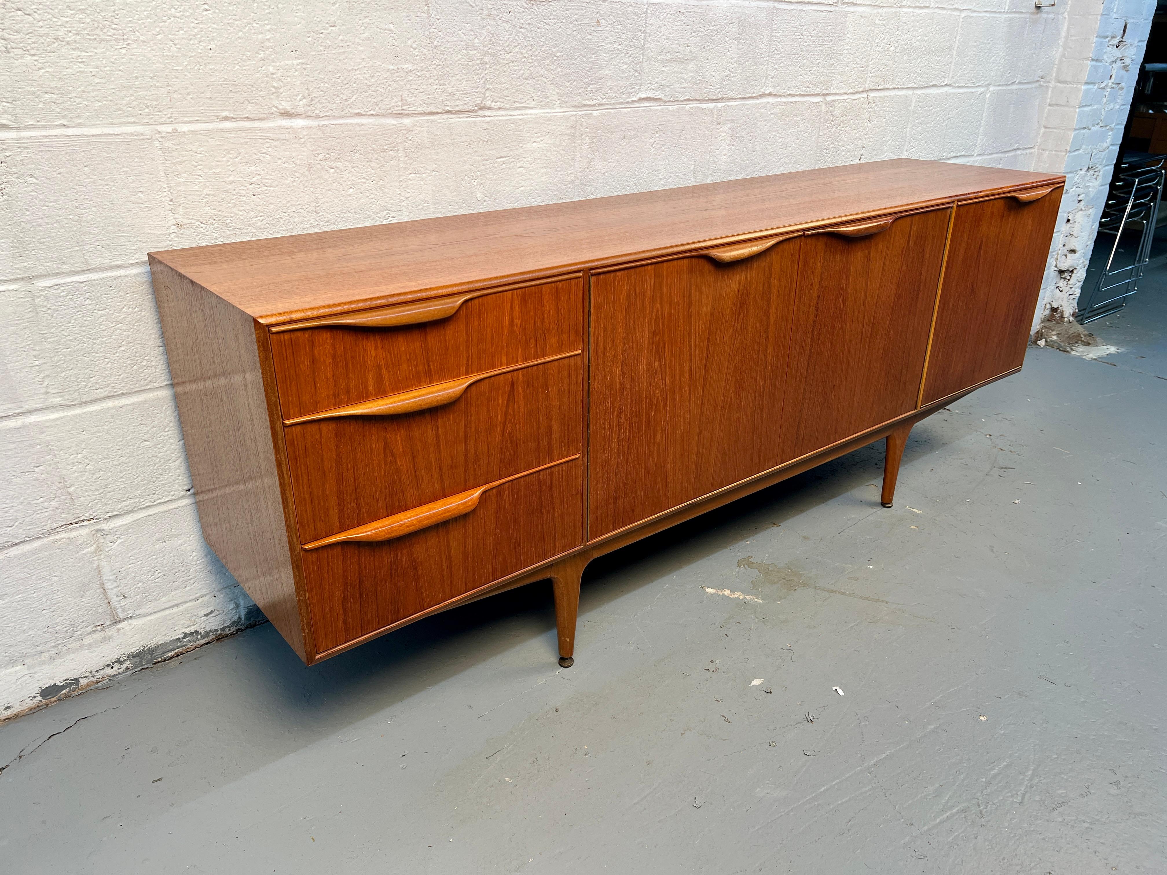 Buffet in teak inglese di metà secolo moderno di McIntosh Furniture In condizioni buone in vendita a Brooklyn, NY