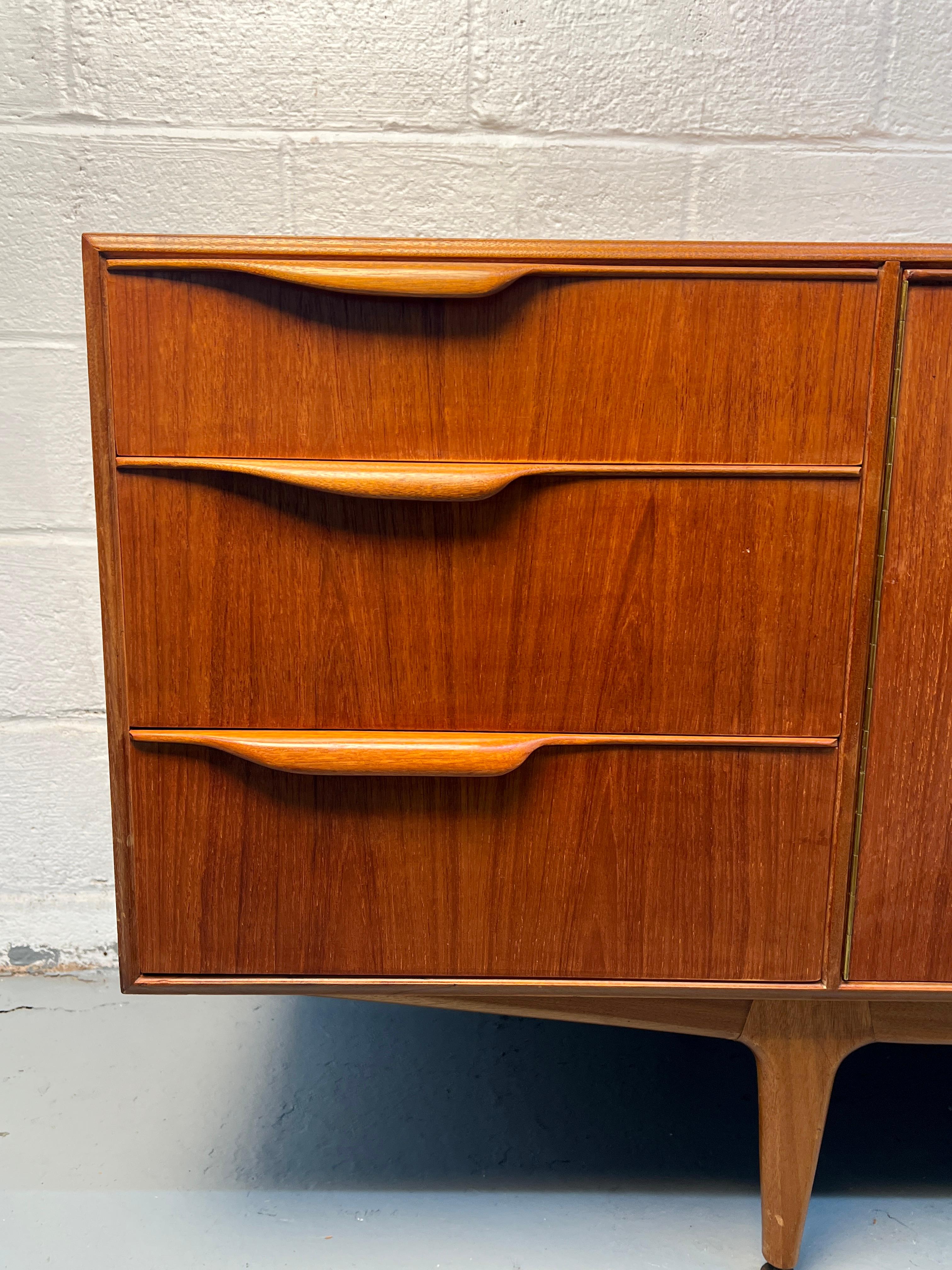 Buffet in teak inglese di metà secolo moderno di McIntosh Furniture in vendita 1