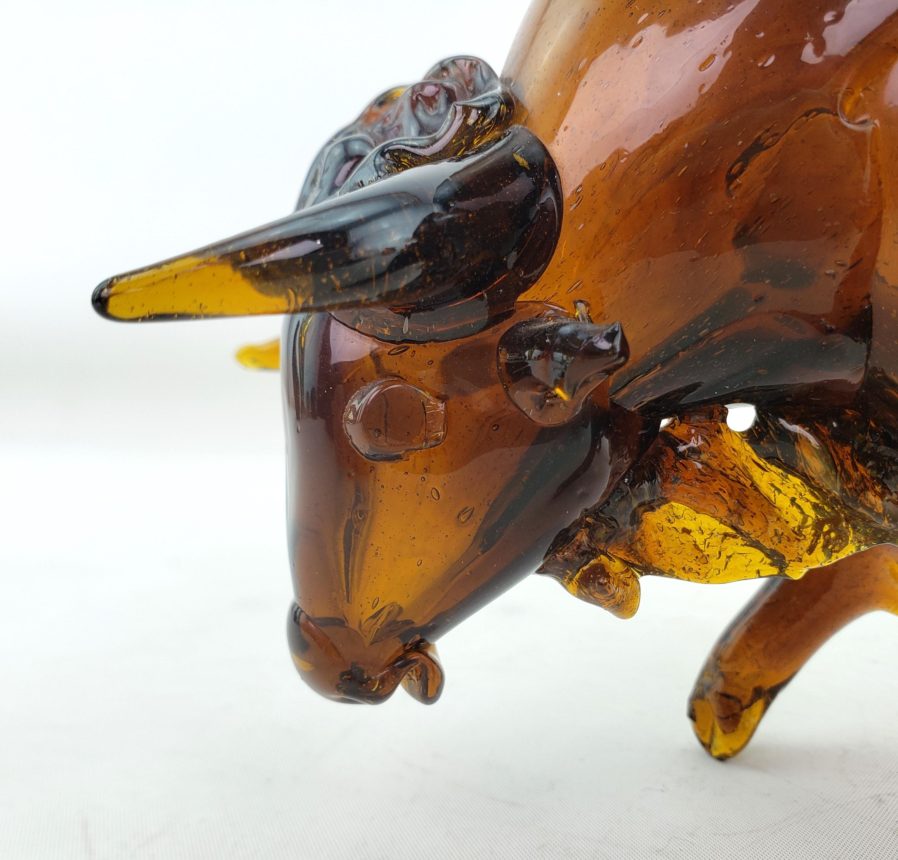 Mitte des Jahrhunderts Modern Era Dark Amber Art Glass Bull Sculpture im Angebot 1