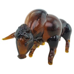 Escultura Toro de Vidrio Artístico Ámbar Oscuro de la Época Moderna de Mediados de Siglo