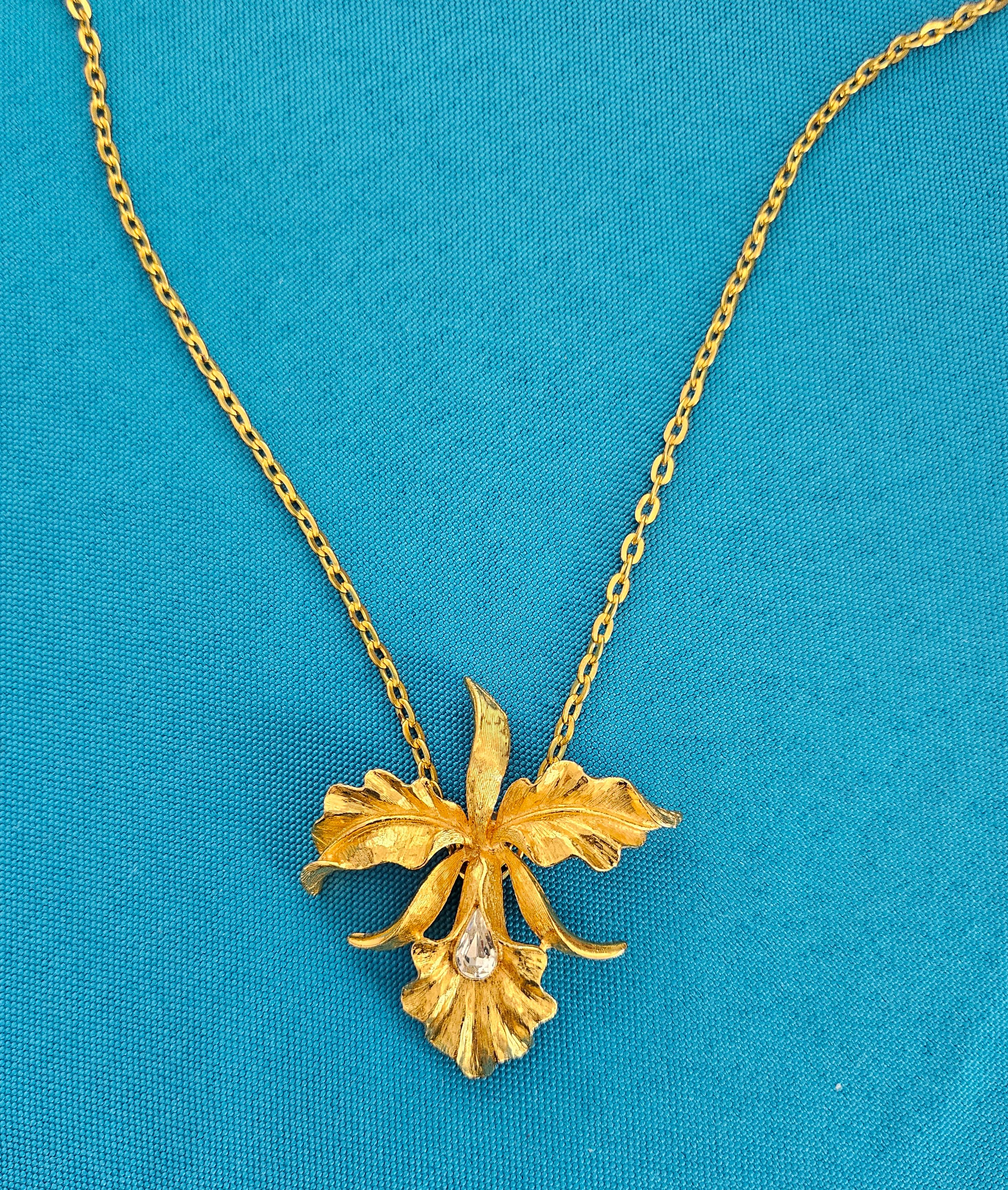 Sconosciuto Collana con ciondolo a forma di orchidea dell'era moderna di metà secolo in vendita