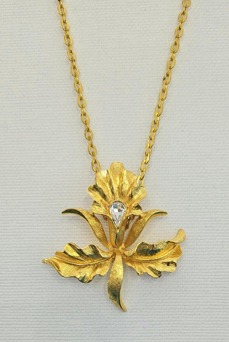 Collana con ciondolo a forma di orchidea dell'era moderna di metà secolo In condizioni buone in vendita a Warrenton, OR