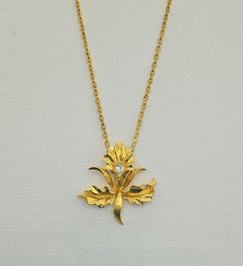 Metallo Collana con ciondolo a forma di orchidea dell'era moderna di metà secolo in vendita