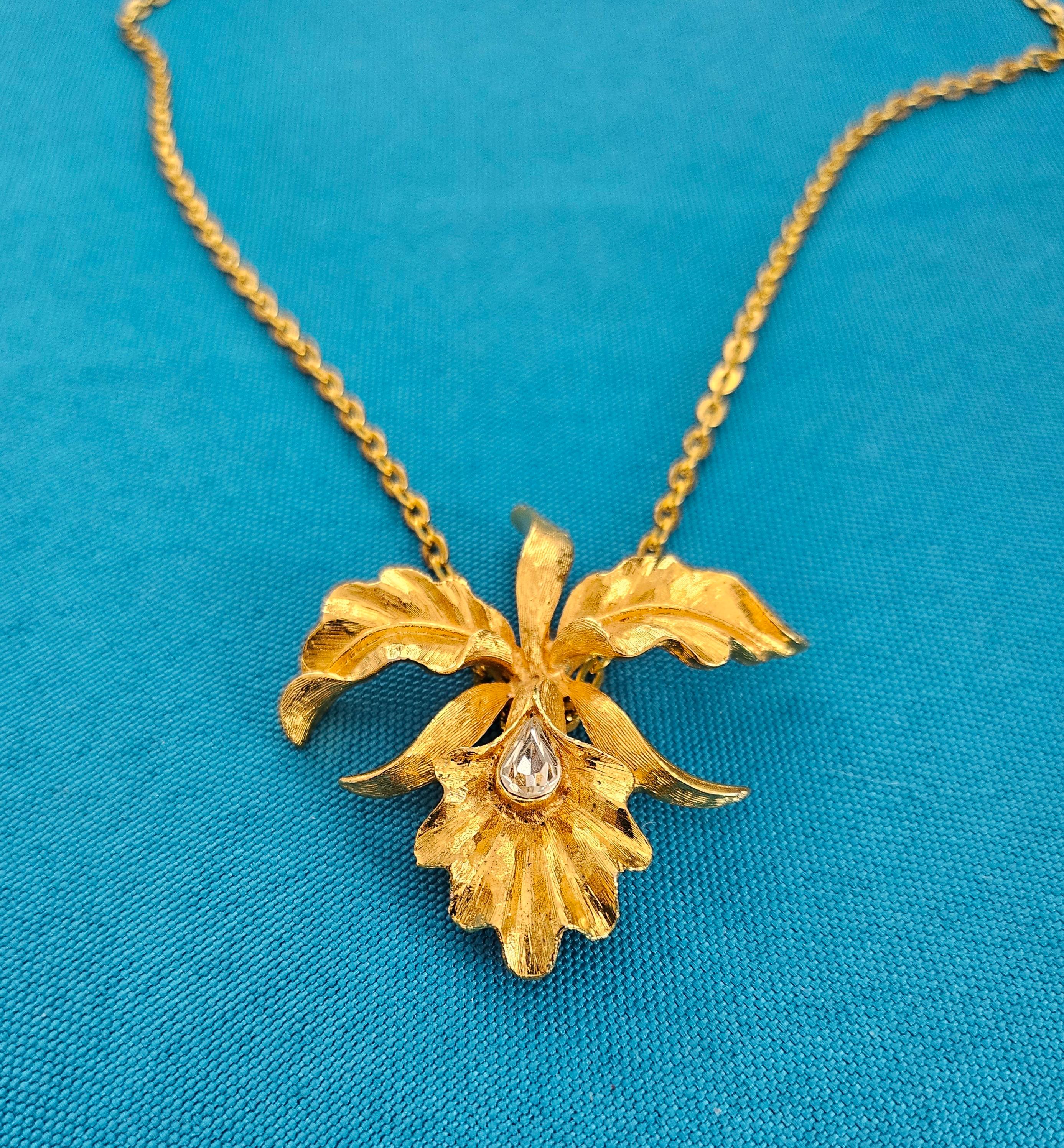 Collana con ciondolo a forma di orchidea dell'era moderna di metà secolo in vendita 1