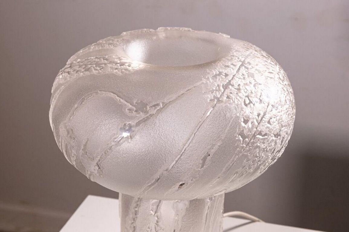 A mid century modern Esecristal Argentina frosted art glass table lamp. A stunning table lamp from Argentina circa 1950s. This piece features a frosted glass design with an abstract patterning. This piece has a very modern space age design. It has a
