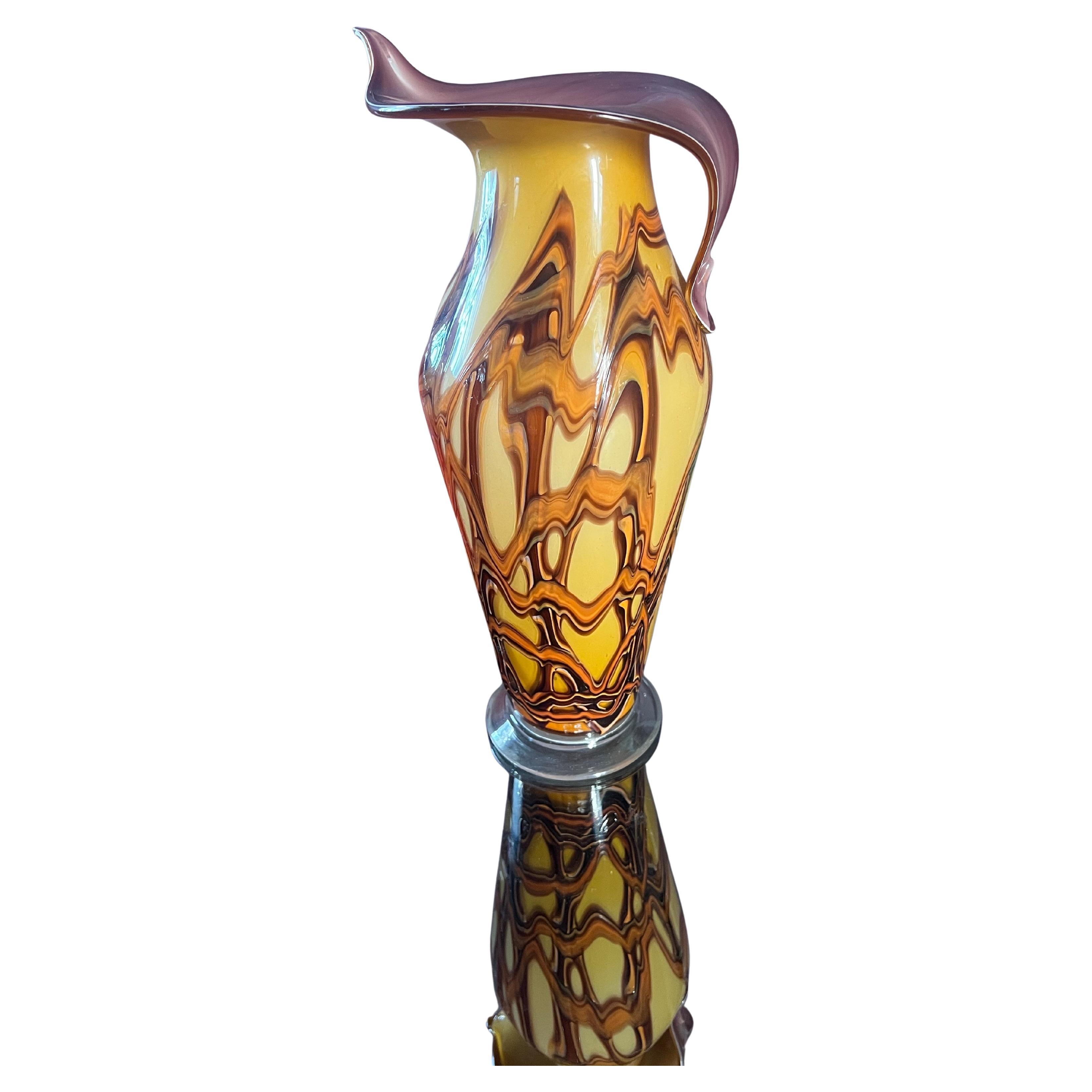 Vase en verre d'art du milieu du siècle Essie Zareh à couches orange et bourgogne Bijan