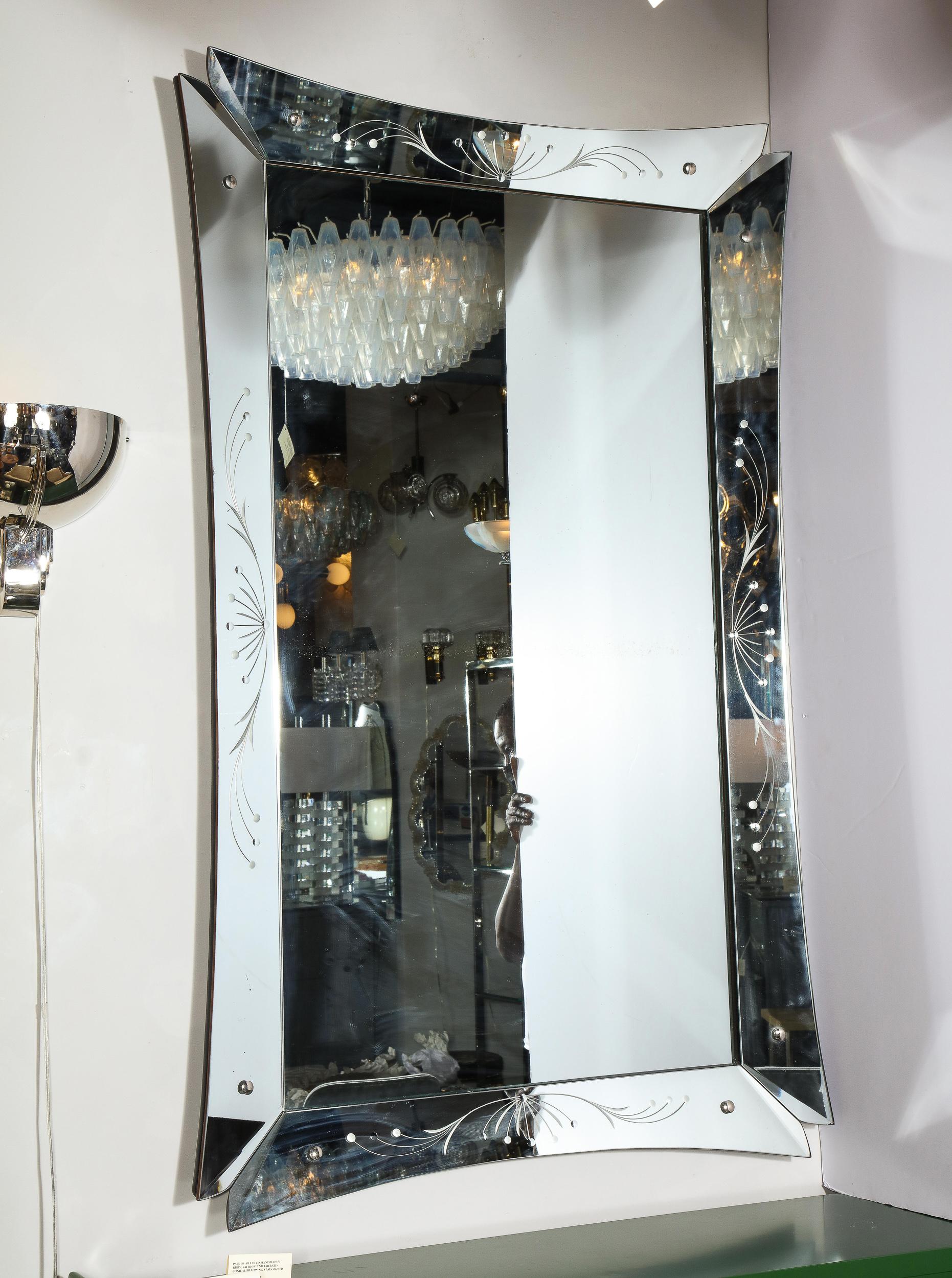 Moderner geätzter und abgeschrägter venezianischer Spiegel aus der Jahrhundertmitte mit Schwalbenschwanz-Ecken (Moderne der Mitte des Jahrhunderts) im Angebot