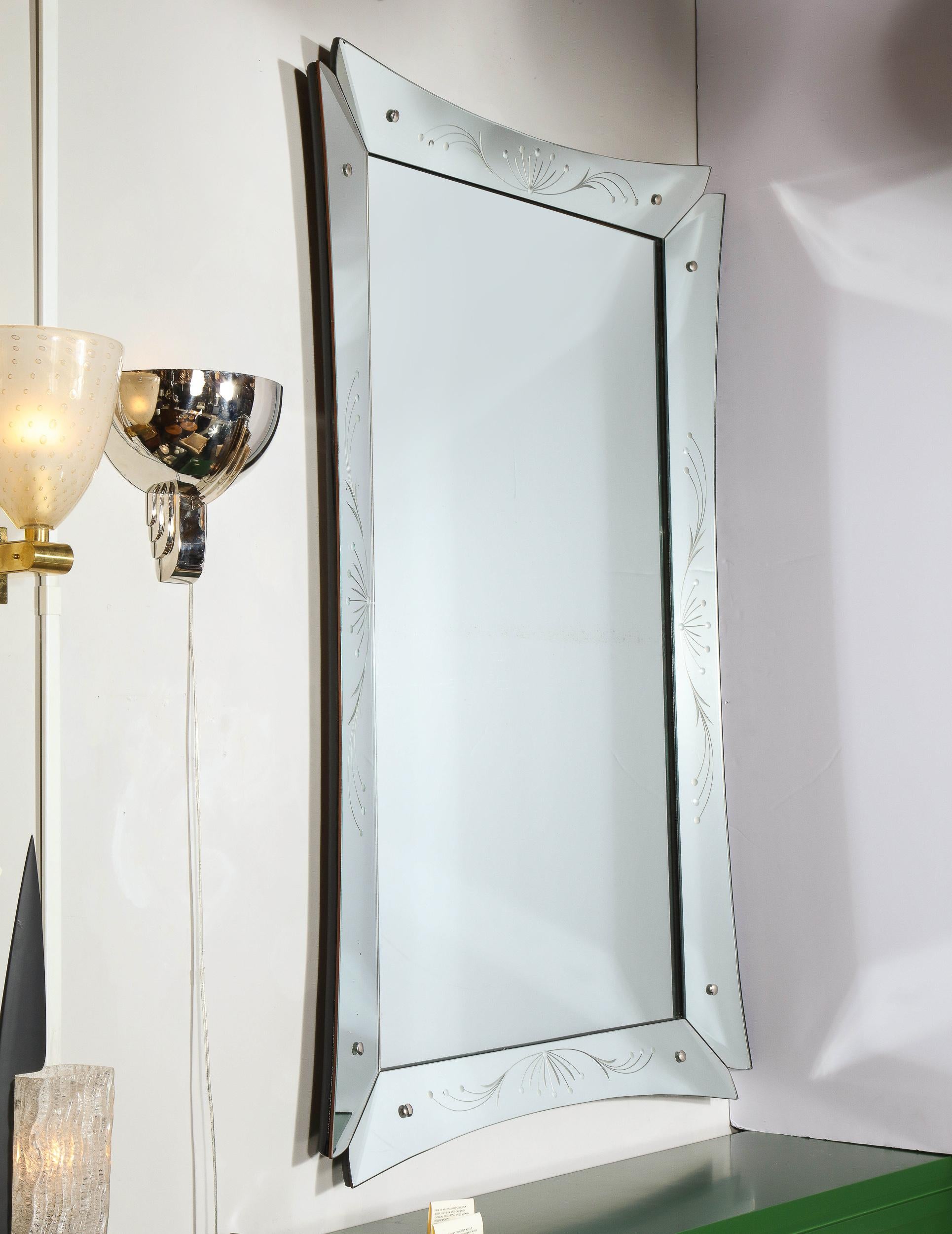 Moderner geätzter und abgeschrägter venezianischer Spiegel aus der Jahrhundertmitte mit Schwalbenschwanz-Ecken (amerikanisch) im Angebot