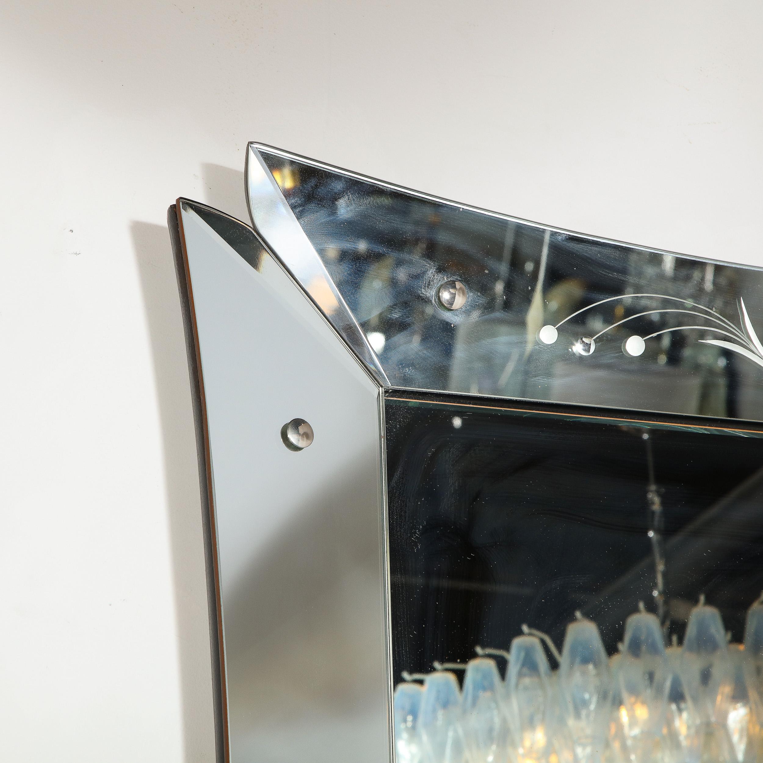 Moderner geätzter und abgeschrägter venezianischer Spiegel aus der Jahrhundertmitte mit Schwalbenschwanz-Ecken im Angebot 2