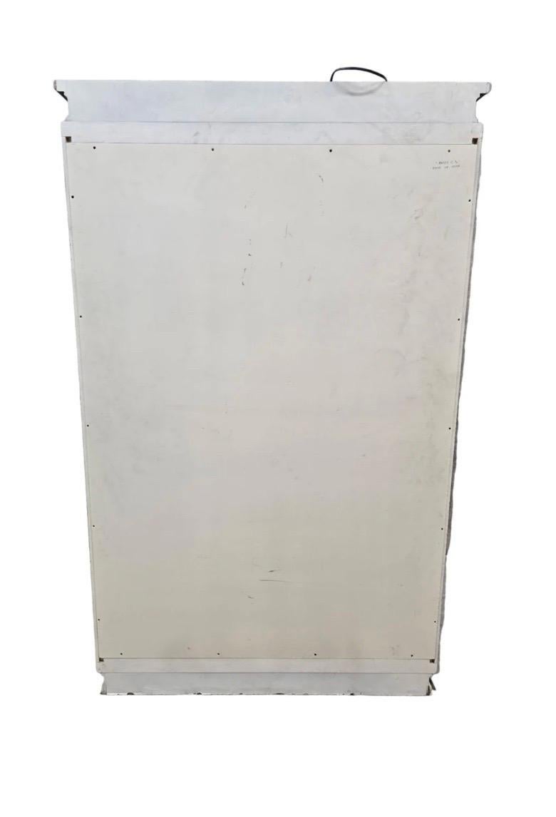 Mid Century Modern Geätzte & Hand Painted Messing Zwei Tür Curio Vitrine im Angebot 4