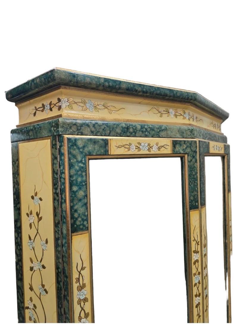 Mid Century Modern Geätzte & Hand Painted Messing Zwei Tür Curio Vitrine (Moderne der Mitte des Jahrhunderts) im Angebot