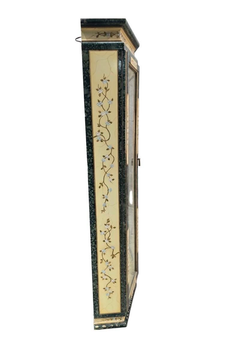 Mid Century Modern Geätzte & Hand Painted Messing Zwei Tür Curio Vitrine (Spanisch) im Angebot
