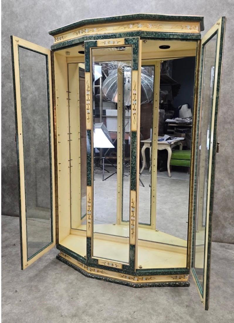 Mid Century Modern Geätzte & Hand Painted Messing Zwei Tür Curio Vitrine (Radiert) im Angebot