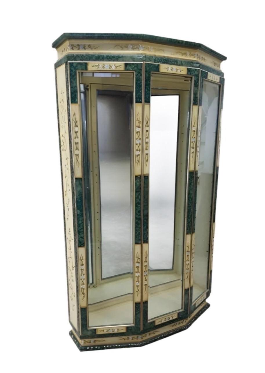 Mid Century Modern Geätzte & Hand Painted Messing Zwei Tür Curio Vitrine im Zustand „Gut“ im Angebot in Chicago, IL