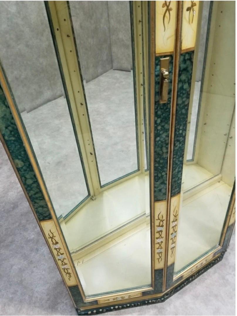 Mid Century Modern Geätzte & Hand Painted Messing Zwei Tür Curio Vitrine (20. Jahrhundert) im Angebot