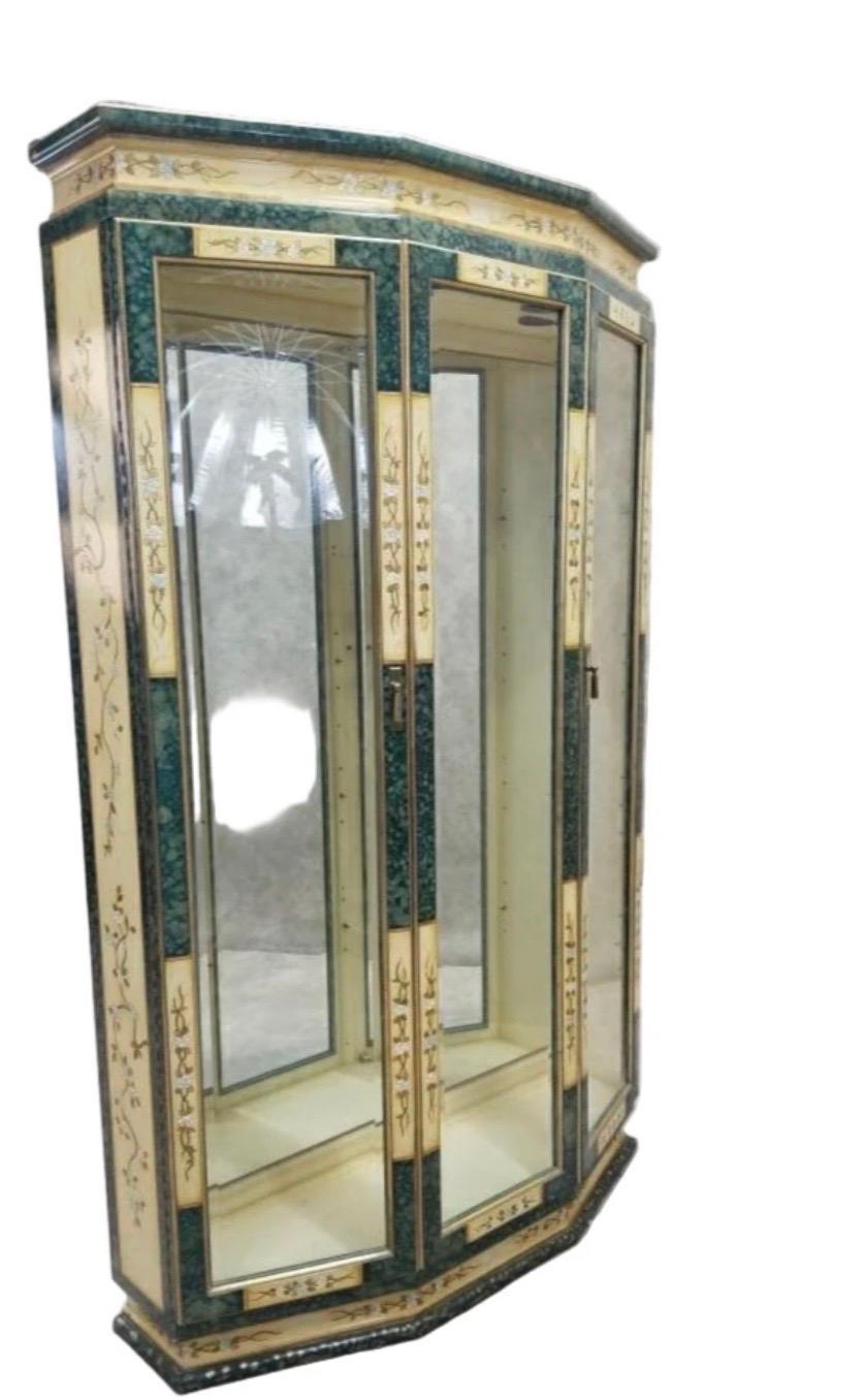 Mid Century Modern Geätzte & Hand Painted Messing Zwei Tür Curio Vitrine im Angebot 1
