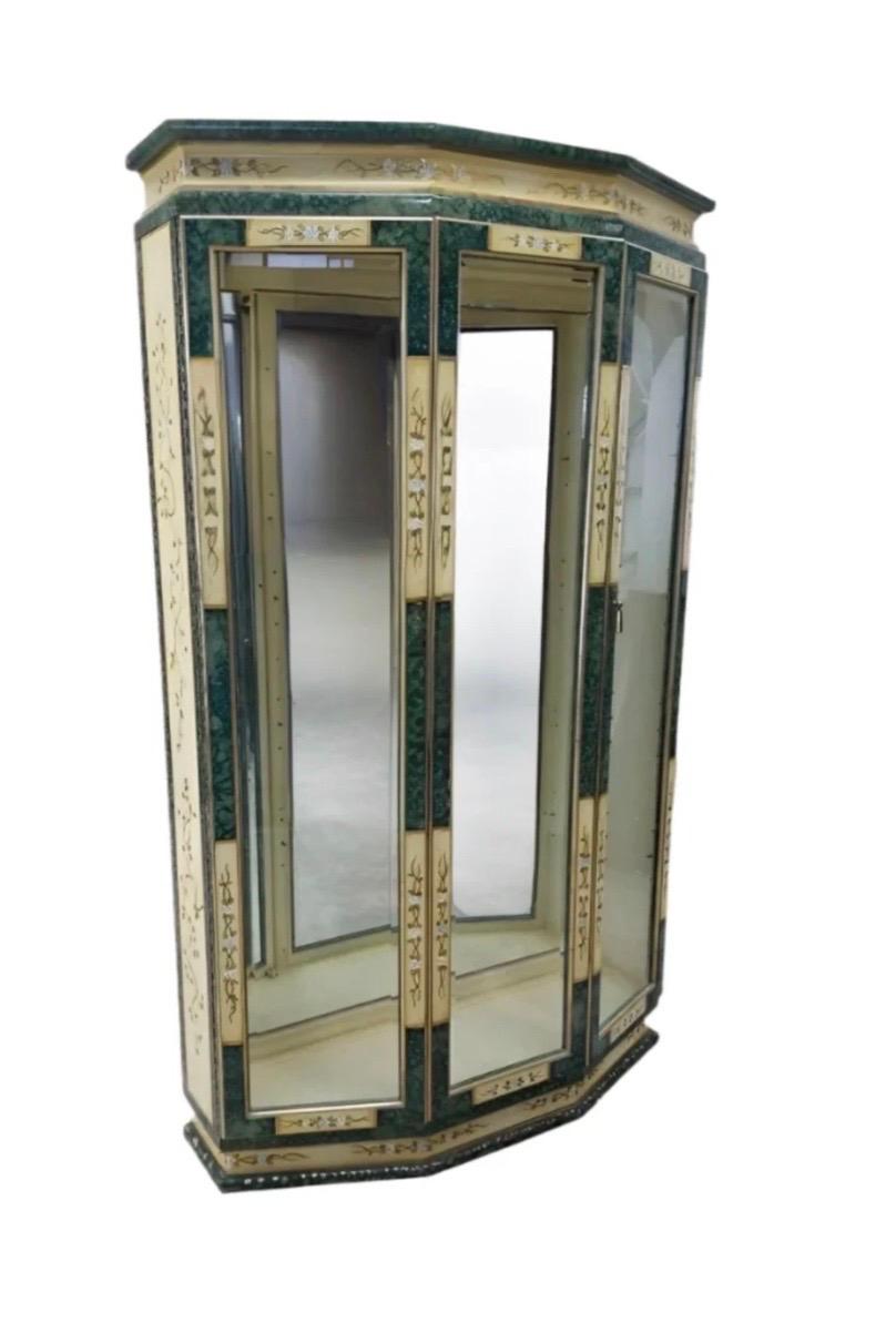 Mid Century Modern Geätzte & Hand Painted Messing Zwei Tür Curio Vitrine im Angebot 2