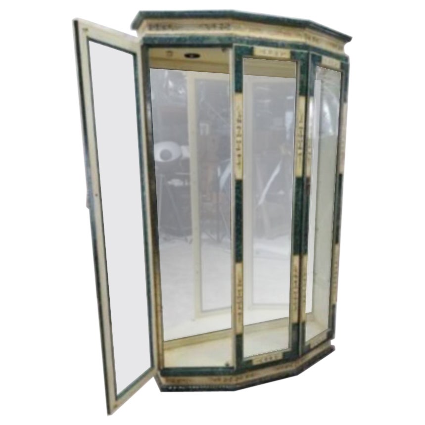 Bewahren Sie Ihre Schätze in dieser detailreichen Vitrine aus der Mitte des Jahrhunderts aus Spanien auf und präsentieren Sie sie. Mit seinem messingverkleideten Äußeren und den wunderschön geätzten und handgemalten Blumenmotiven ist dieser Schrank