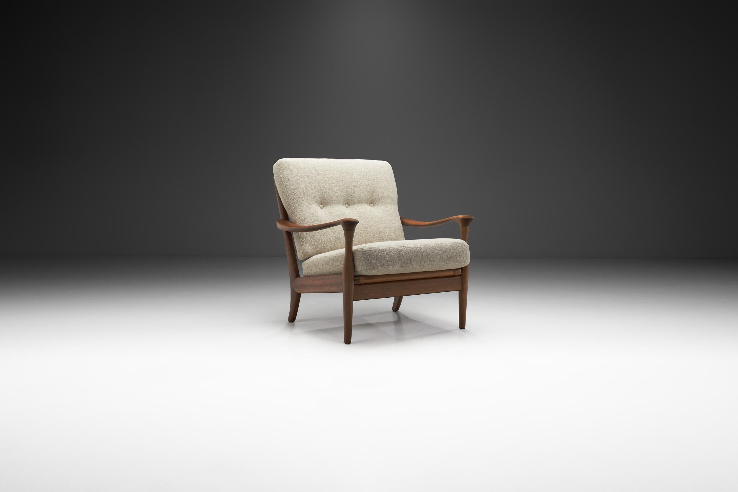 This beautiful armchair features a modest and elegant design. From the stunning and decorative slat back to the expert woodworking, this armchair has the best qualities of mid-century modernism’s visual and material qualities.

This armchair is