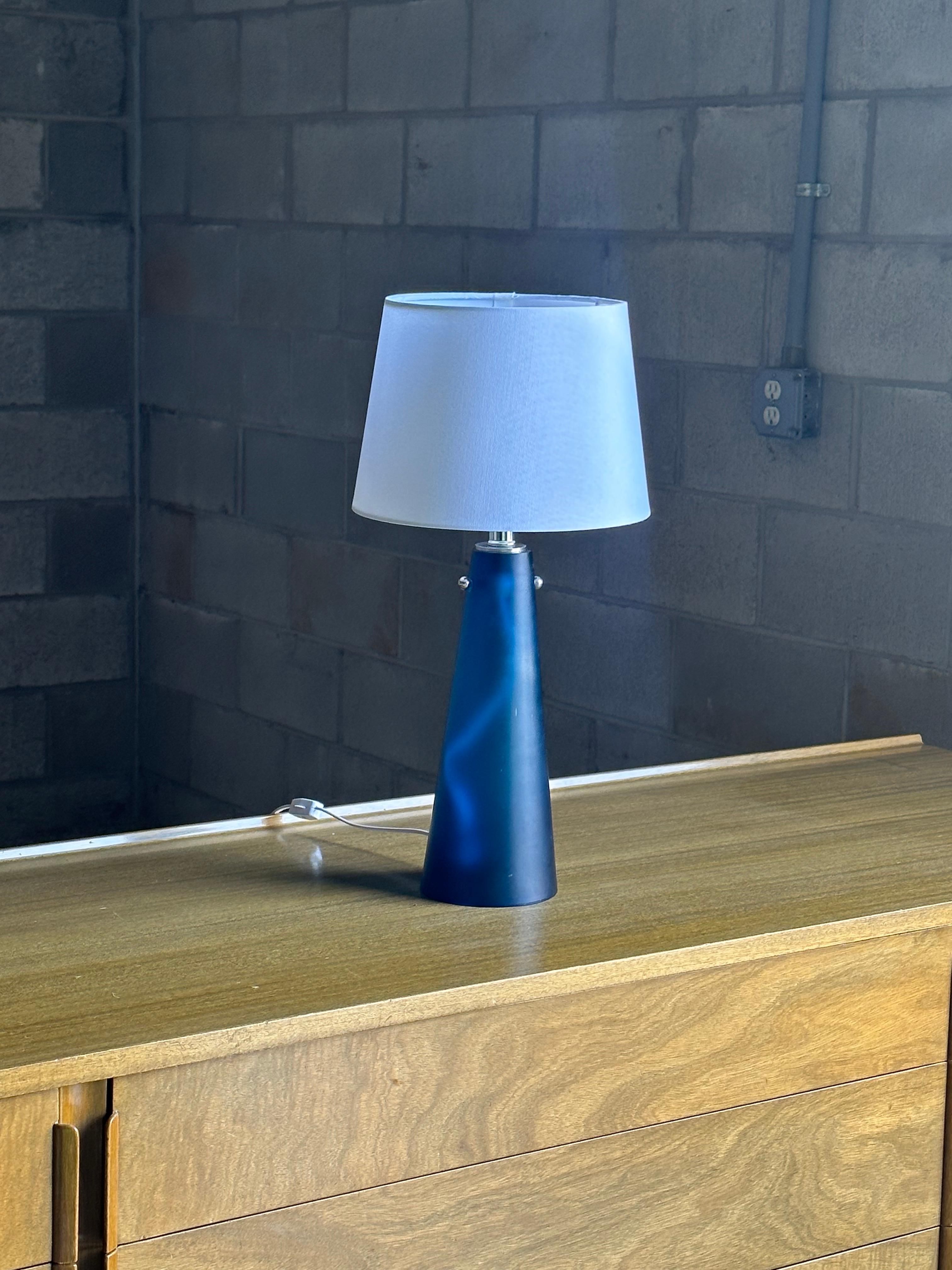 Une lampe inhabituelle en verre bleu mat provenant d'Europe vers les années 1960. Lors de son acquisition, la lampe présentait des accessoires assez inhabituels, notamment une étrange structure en forme de harpe que l'on trouve généralement sur les