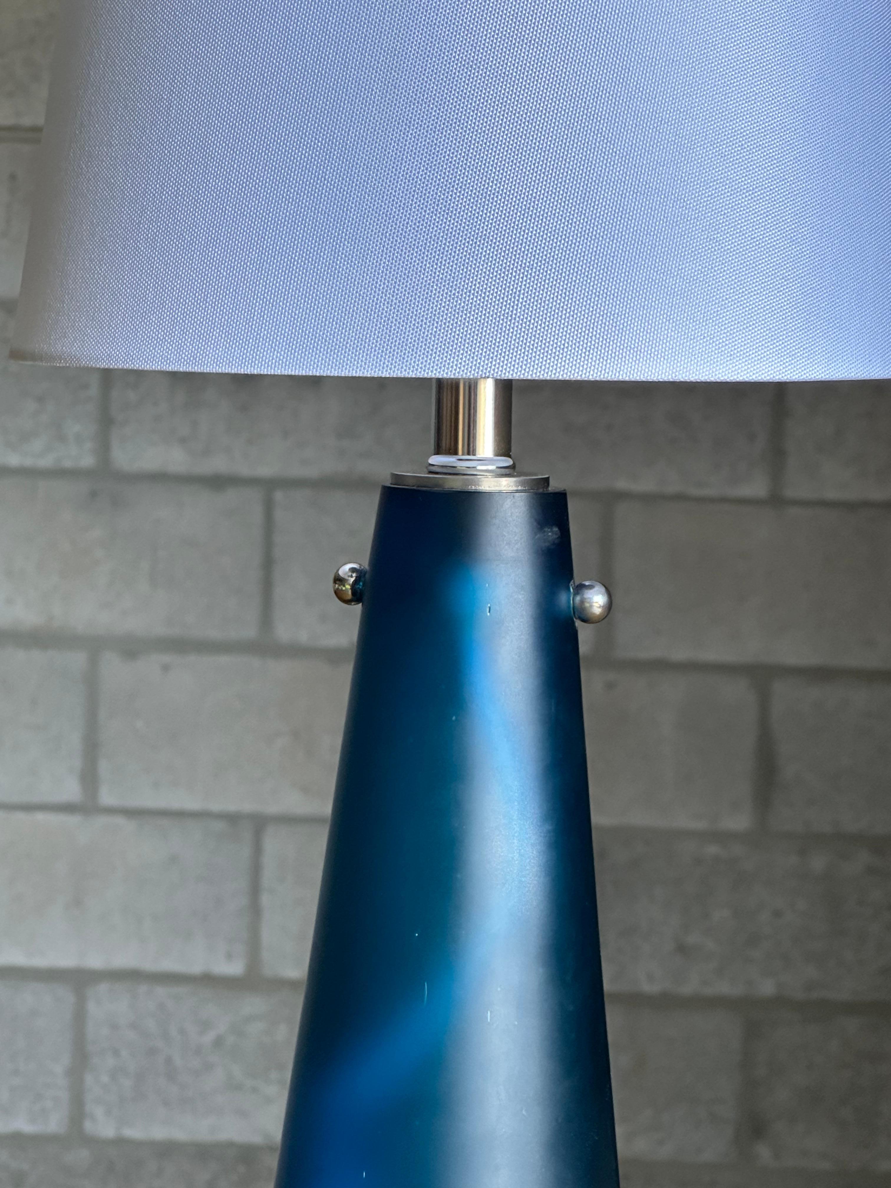 Mid-Century Modern Lampe conique européenne moderne du milieu du siècle dernier en verre bleu en vente