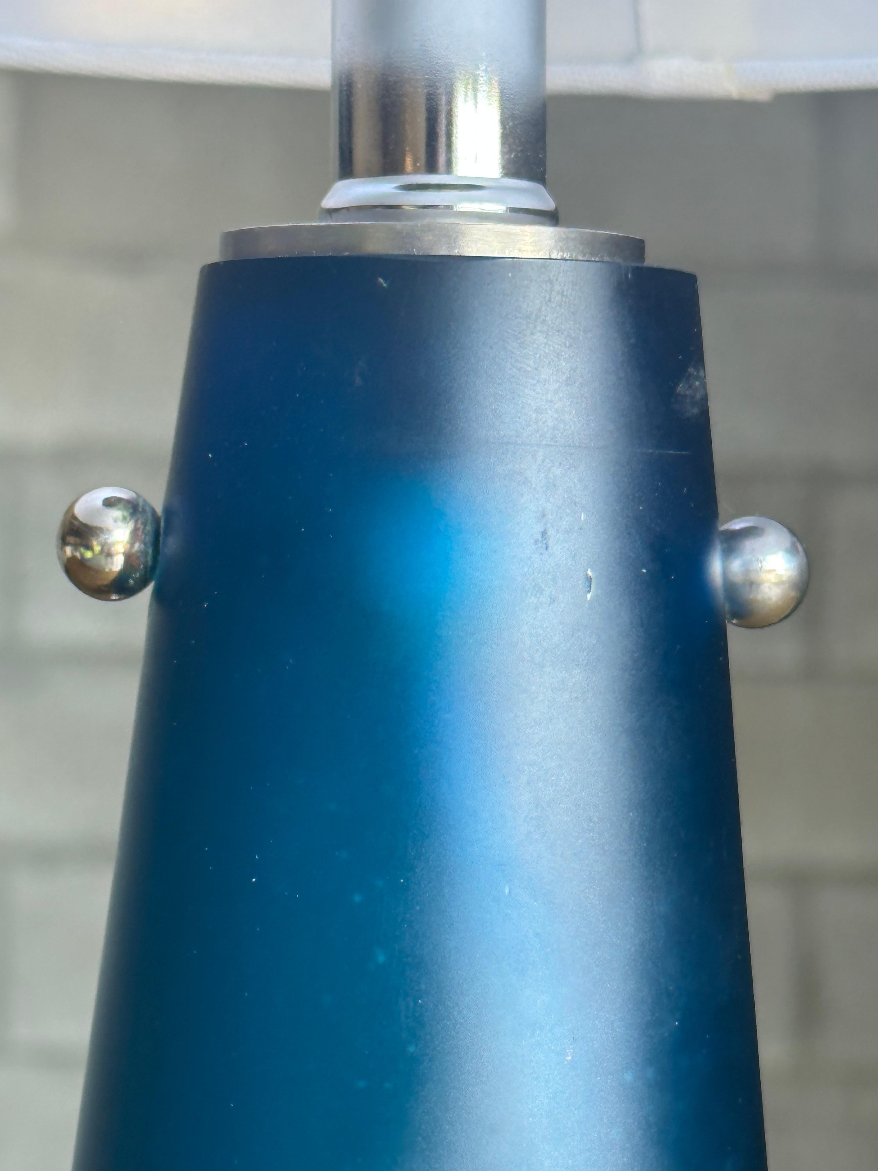 italien Lampe conique européenne moderne du milieu du siècle dernier en verre bleu en vente