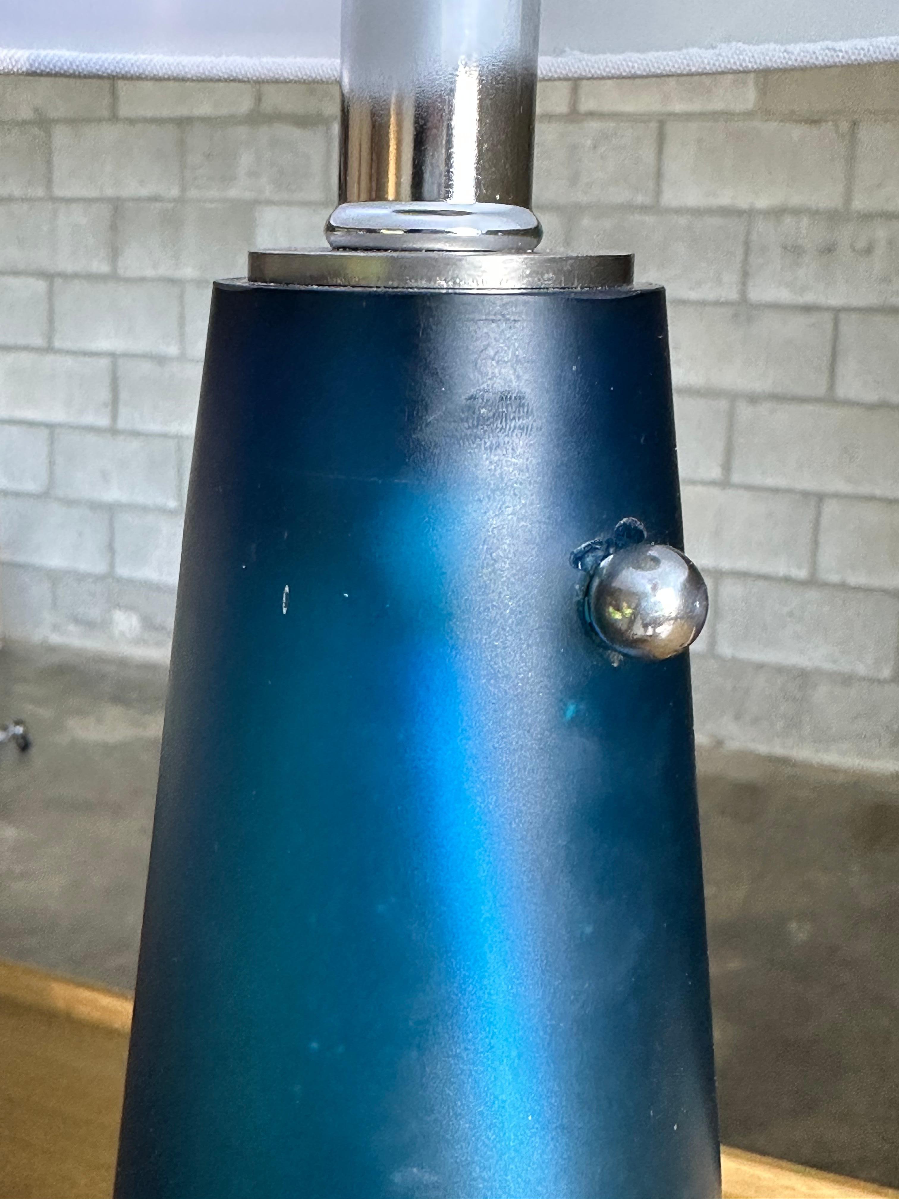 Lampe conique européenne moderne du milieu du siècle dernier en verre bleu Bon état - En vente à St.Petersburg, FL