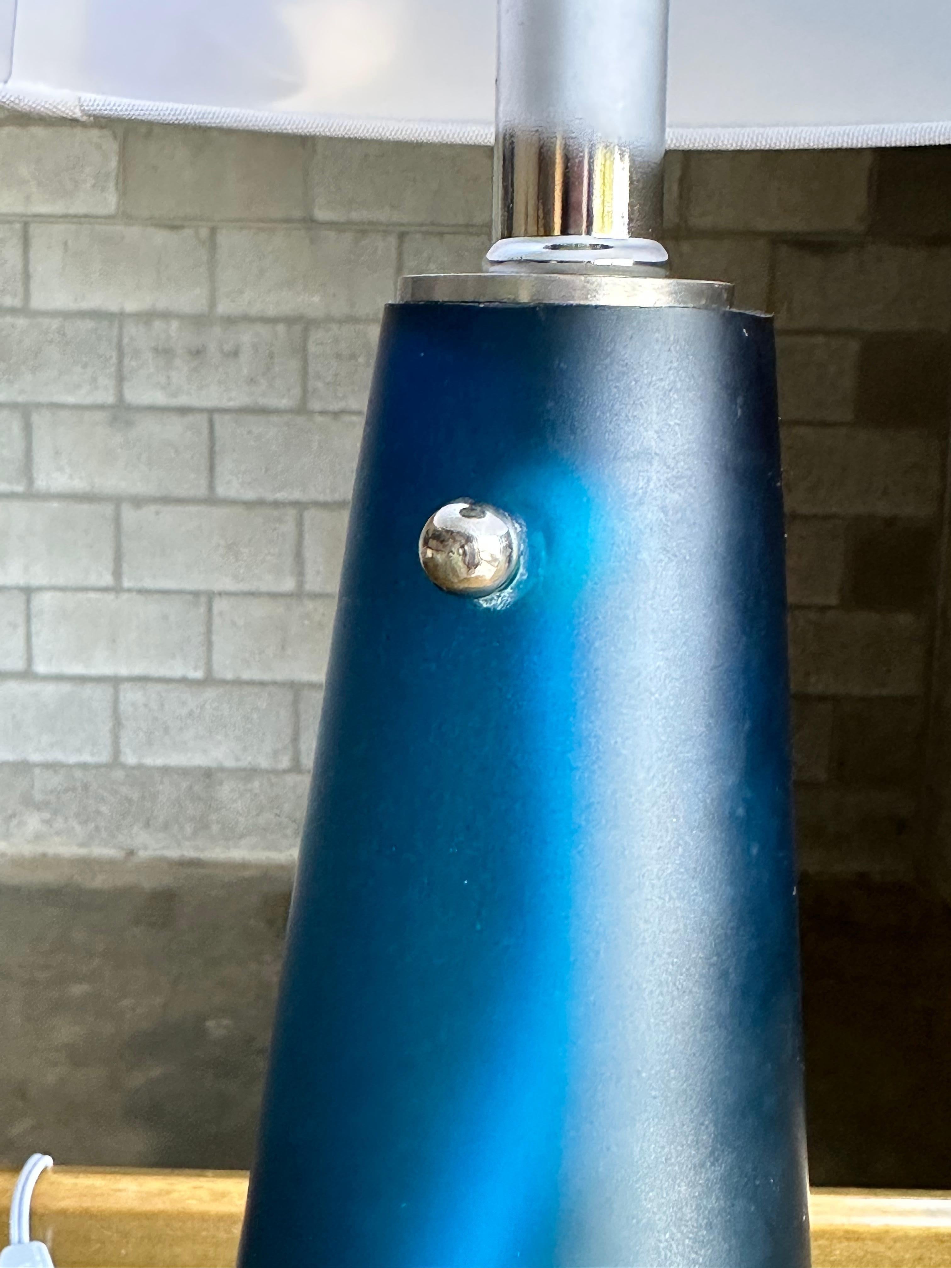 Milieu du XXe siècle Lampe conique européenne moderne du milieu du siècle dernier en verre bleu en vente