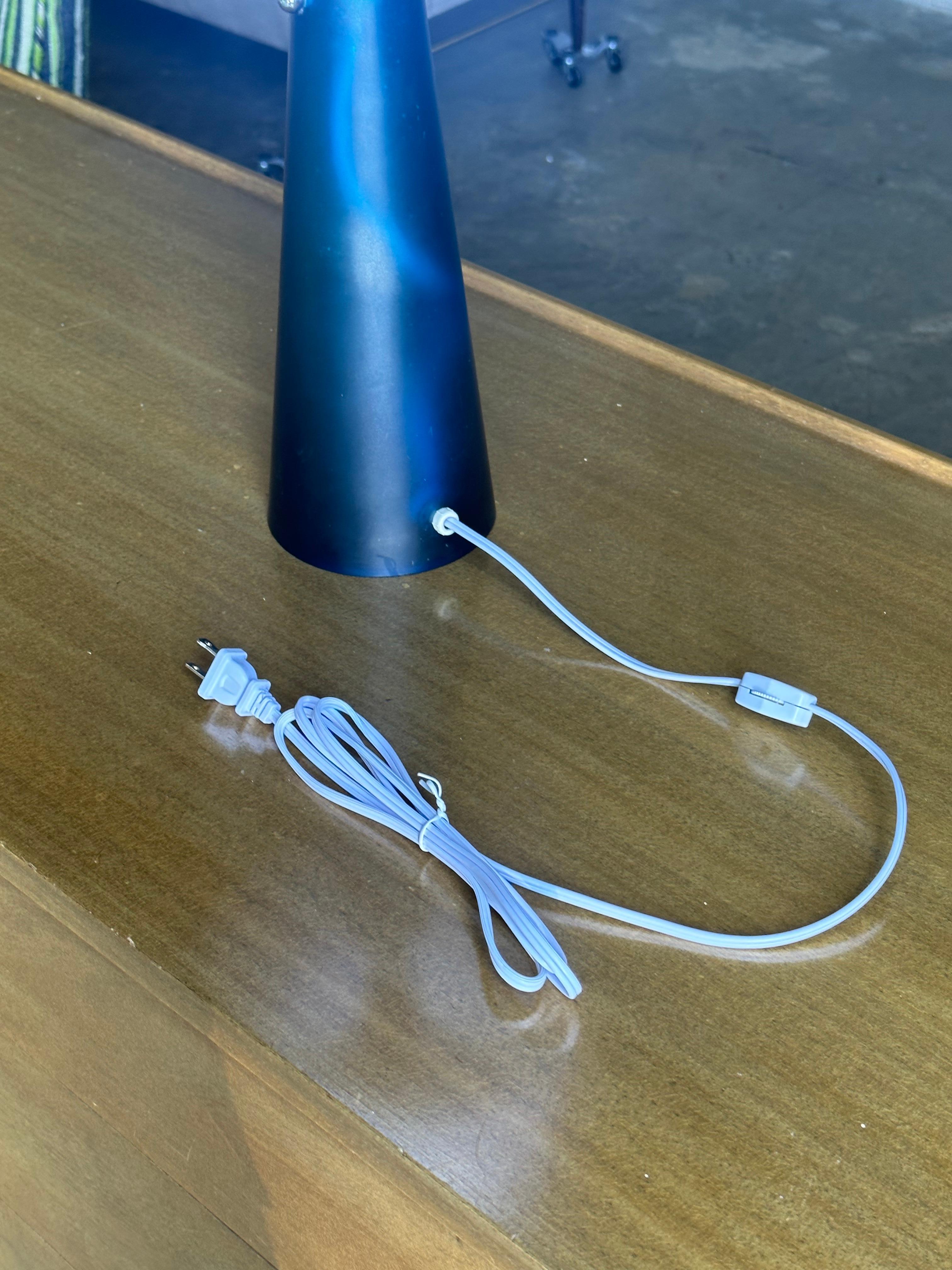 Lampe conique européenne moderne du milieu du siècle dernier en verre bleu en vente 1