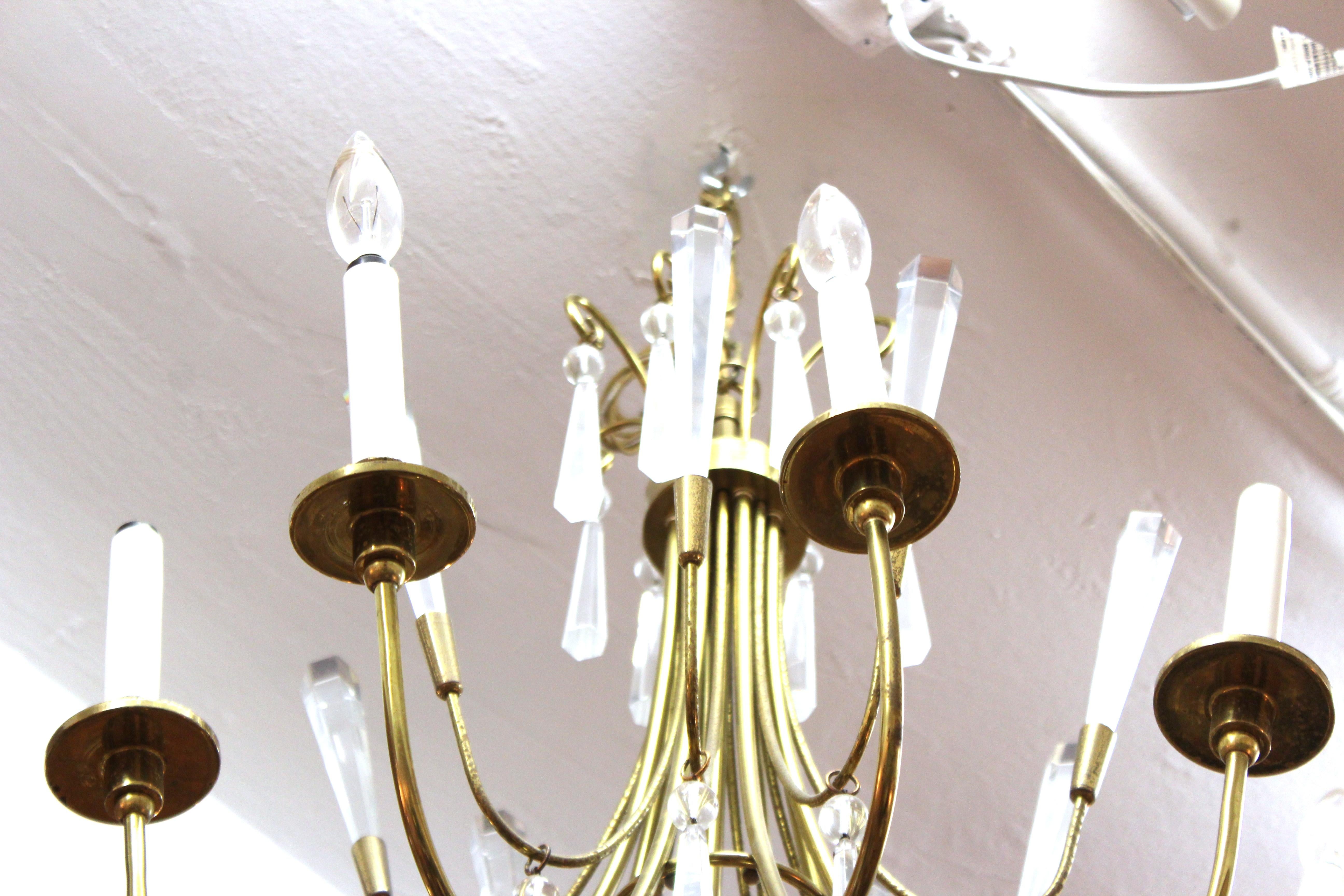 Mid-Century Modern European Brass Chandelier with Crystal Pendants In Good Condition For Sale In New York, NY