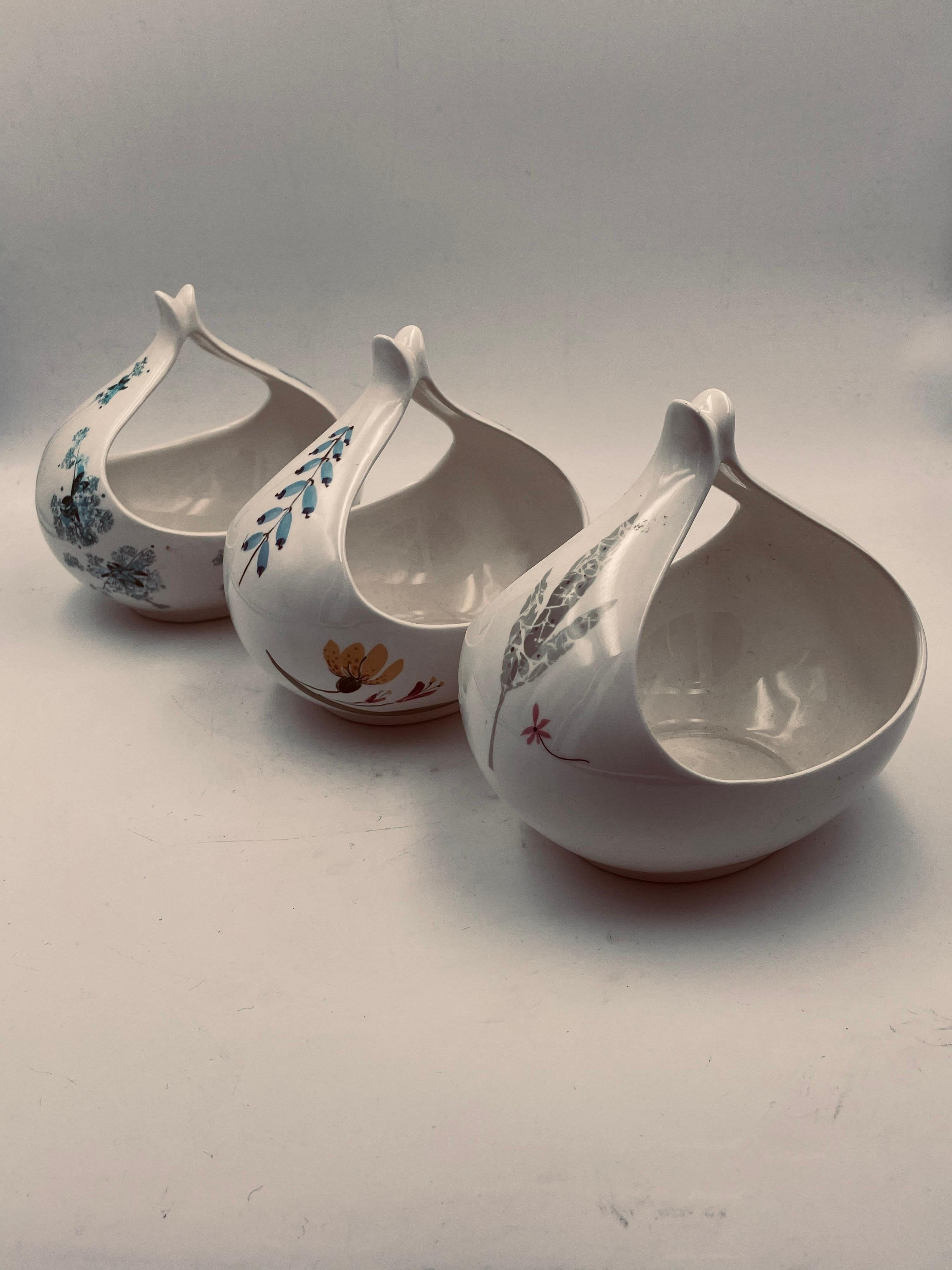 Magnifique design et impressions, par Eva Zeisel pour Condit. Les bols en porcelaine peuvent être vendus séparément, l'acheteur peut en acheter 1, 2 ou 3 en très bon état, sans ébréchures ni fissures.