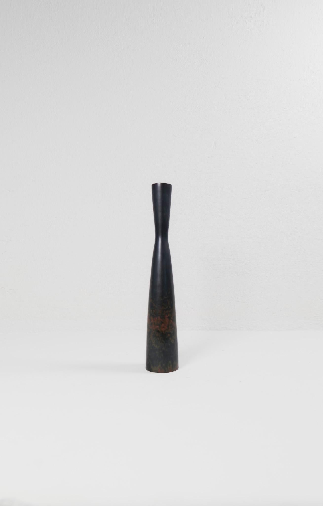 Ce vase exceptionnel de Rörstrand et du fabricant ou designer Carl Harry Stålhane a été fabriqué en Suède au milieu du siècle dernier. Sa belle glaçure combinée à ses incroyables formes en sablier en font une pièce d'exception. La glaçure et les