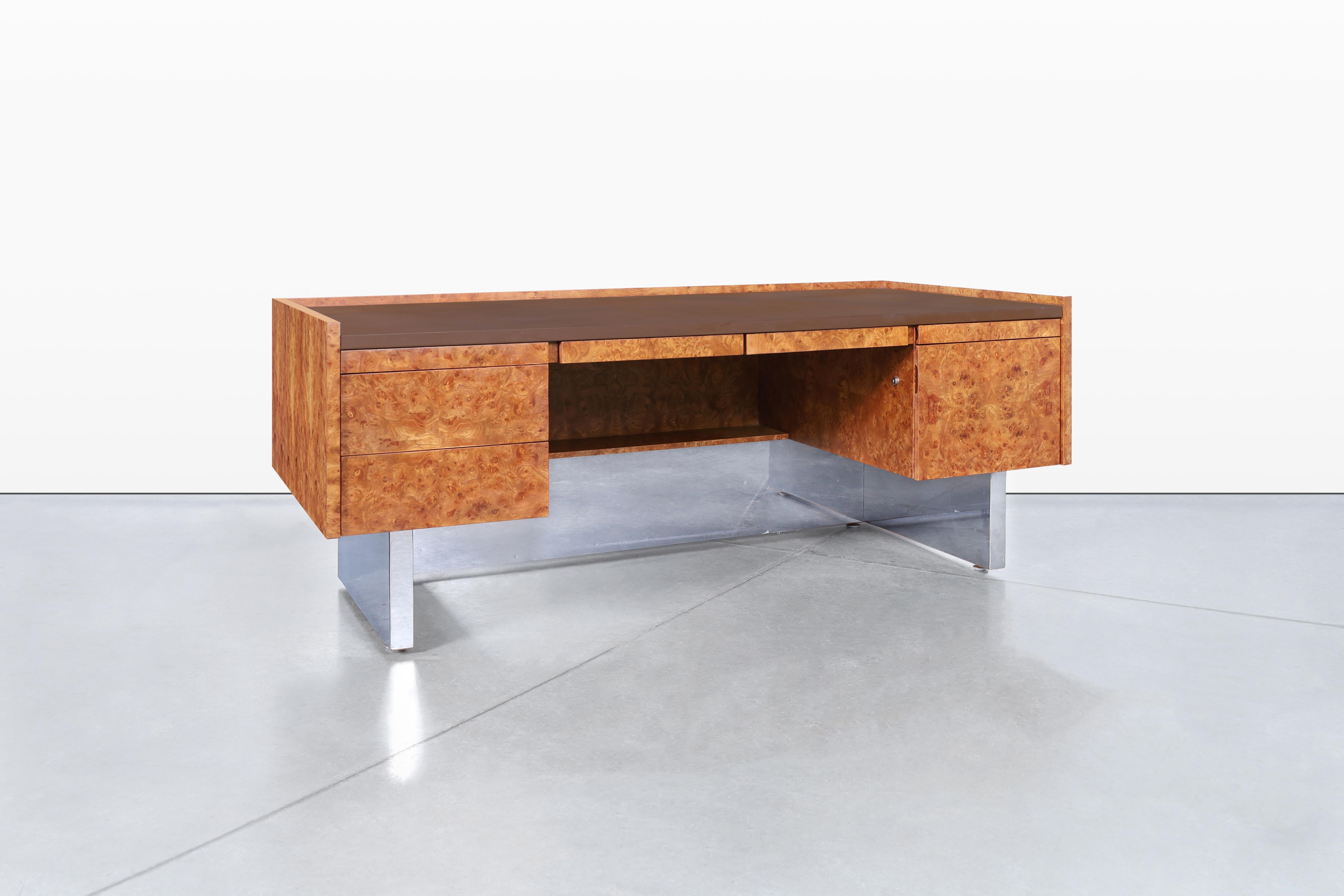 Questa splendida scrivania direzionale di metà secolo, progettata negli Stati Uniti e risalente agli anni '70, presenta un design eccezionale che si fa notare. La sua spaziosa superficie di lavoro offre un ampio spazio per la produttività, mentre i
