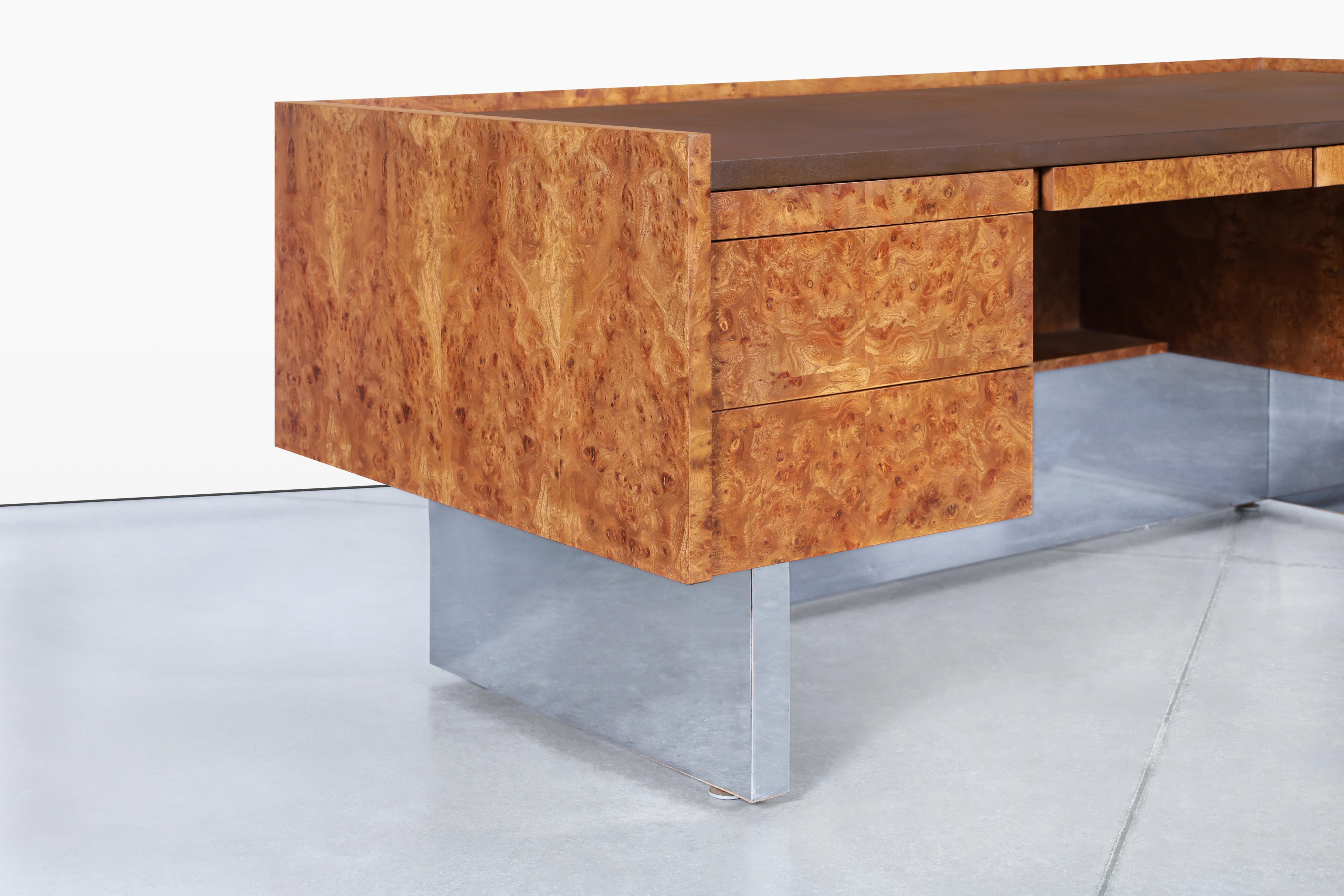 Mid-Century moderno Scrivania direzionale in legno di radica e cromo di metà secolo moderno in vendita