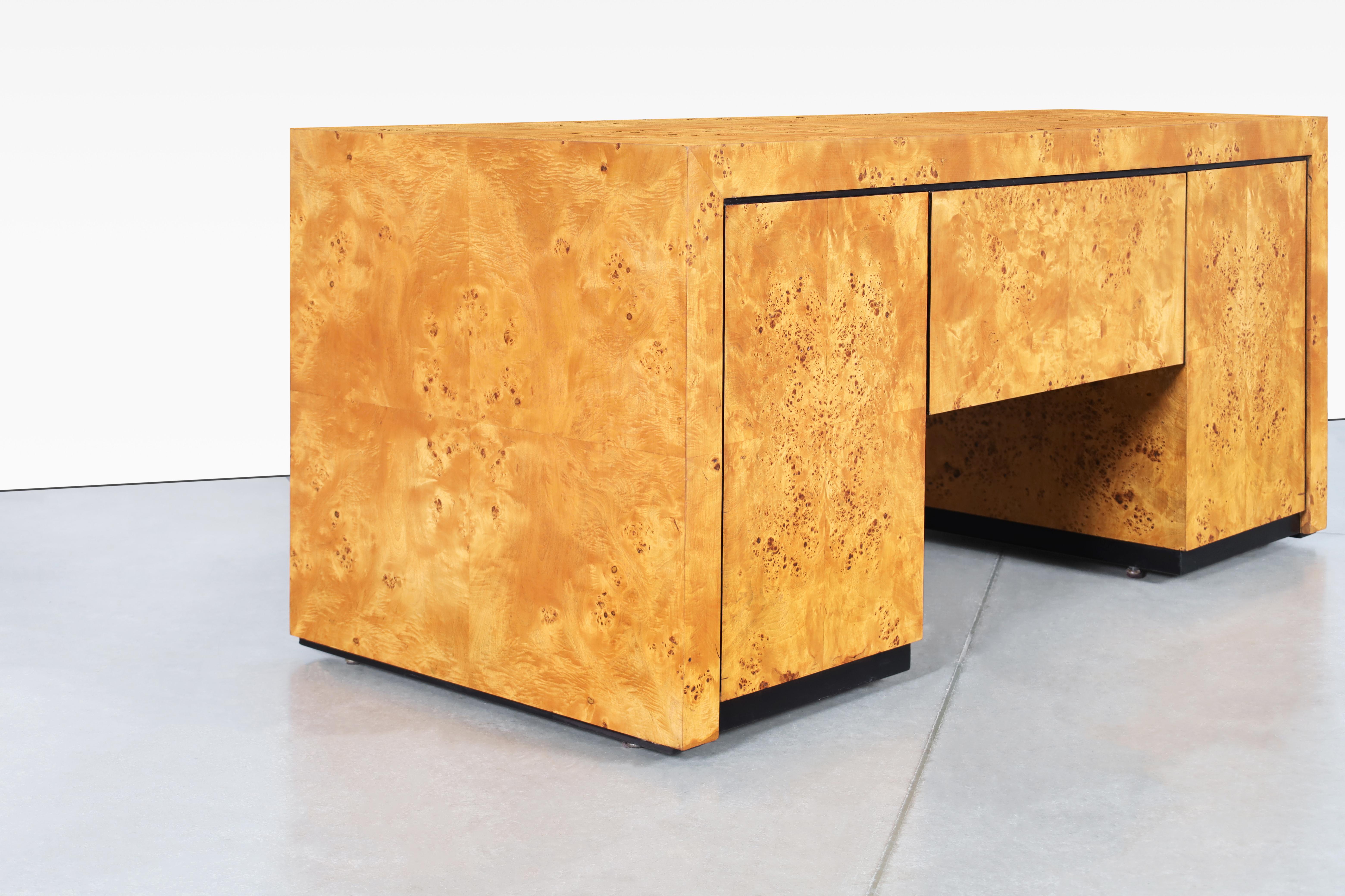 Bureau de direction en bois de ronce de style Modernity par Hekman en vente 3