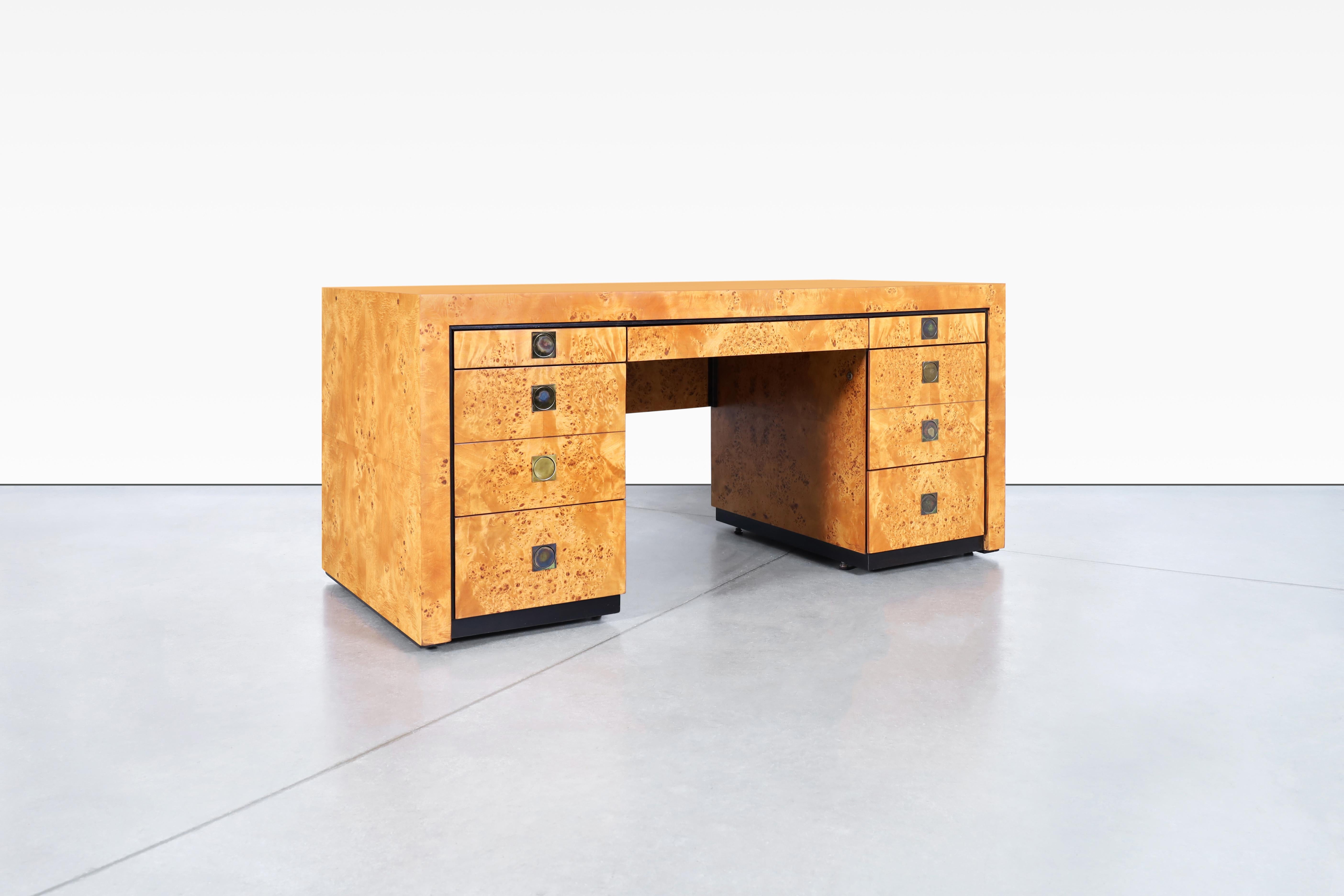 Ce bureau de direction moderne du milieu du siècle de Hekman, fabriqué aux États-Unis dans les années 1970, est un véritable témoignage d'un design et d'une fonctionnalité intemporels. Le bureau présente un superbe grain de bois de ronce,