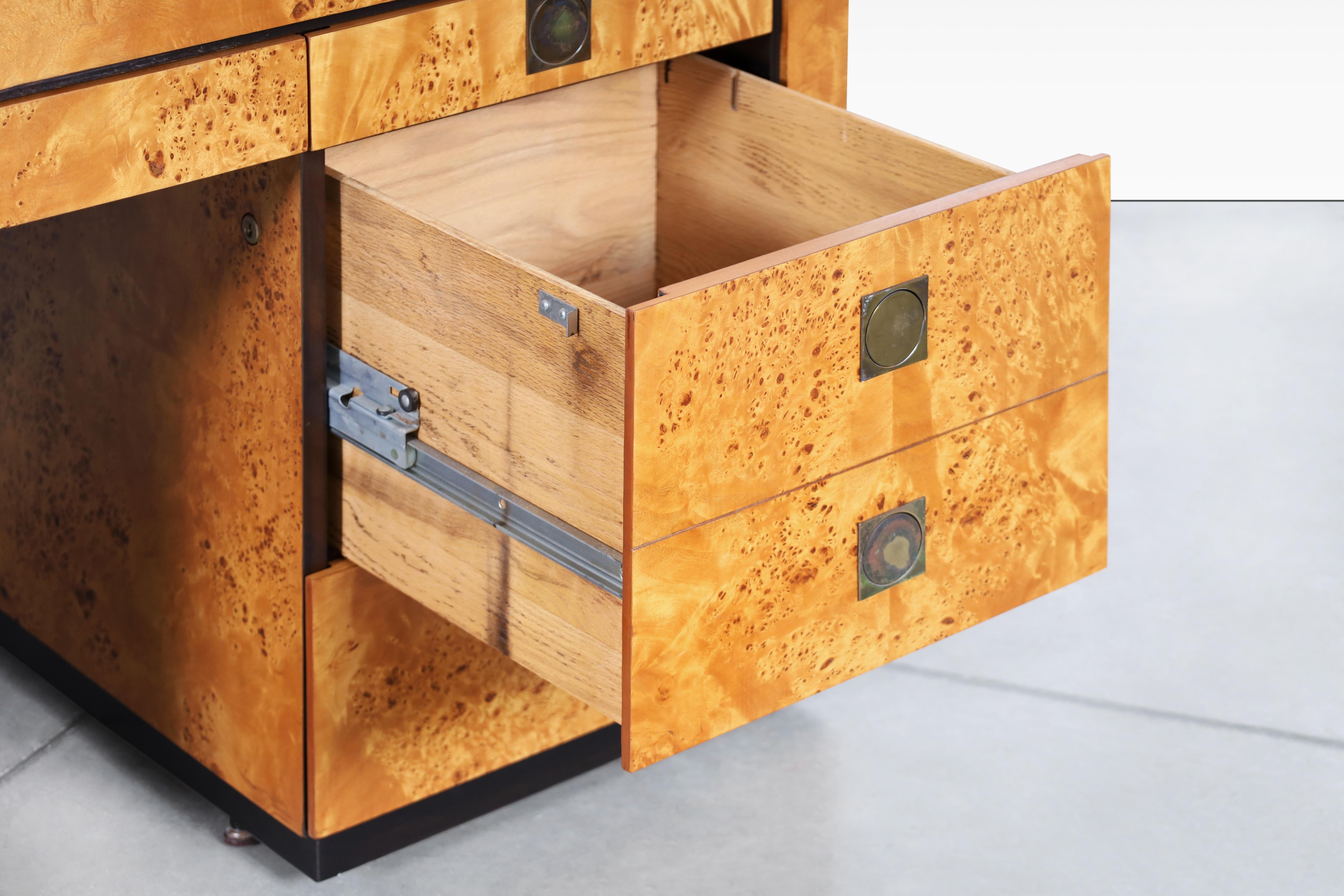 Bureau de direction en bois de ronce de style Modernity par Hekman Excellent état - En vente à North Hollywood, CA