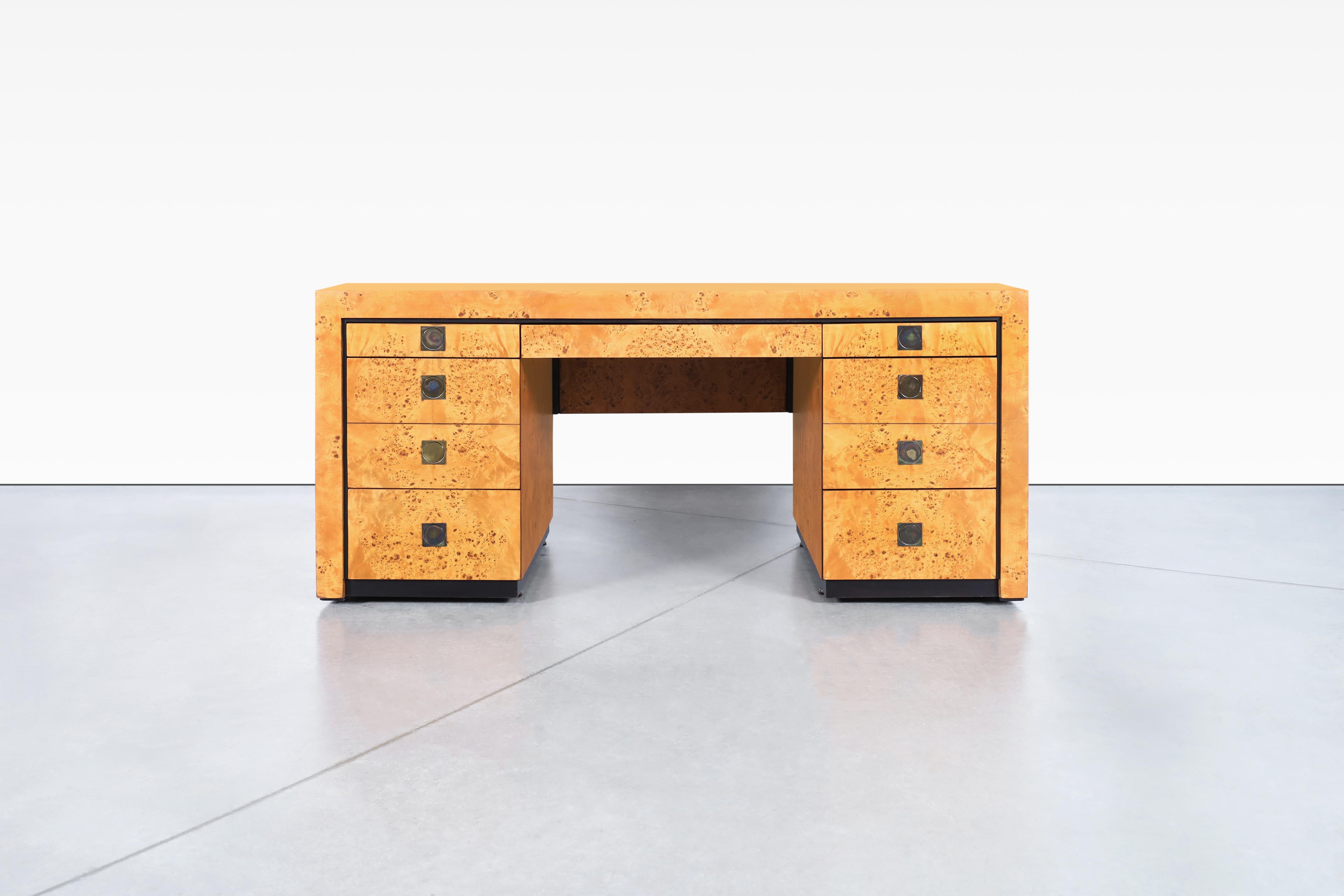 Laiton Bureau de direction en bois de ronce de style Modernity par Hekman en vente