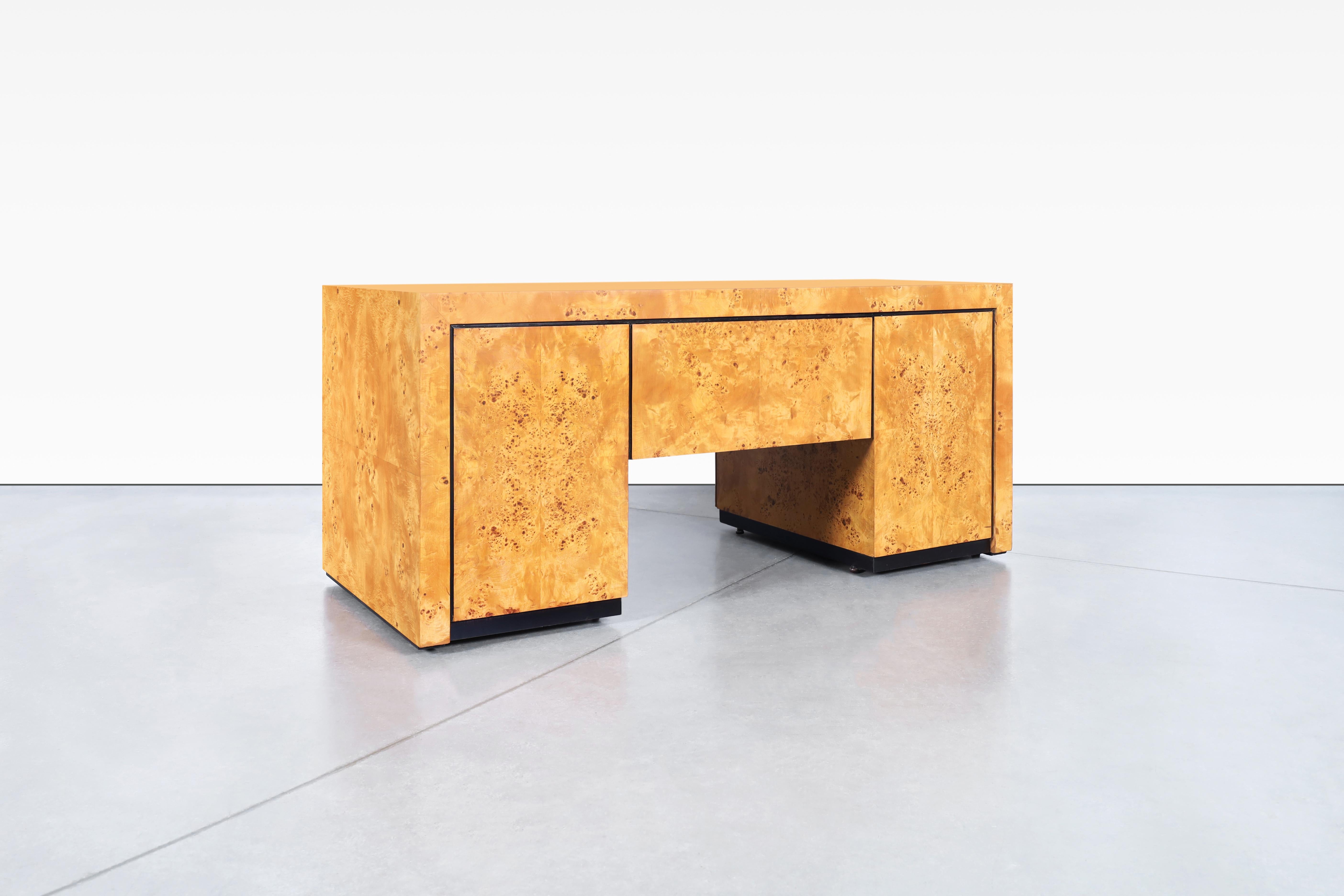Bureau de direction en bois de ronce de style Modernity par Hekman en vente 2