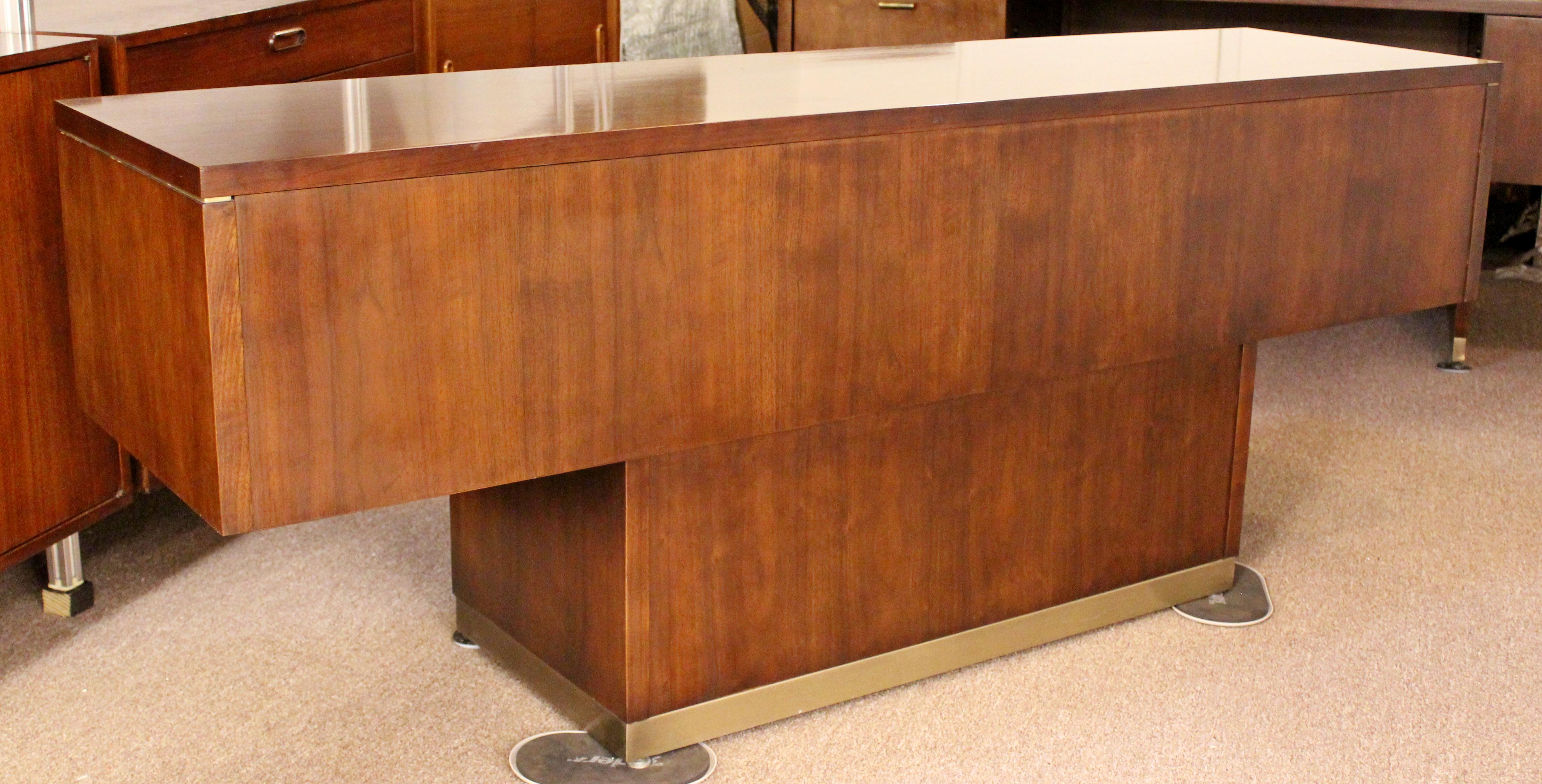 Mid-Century Modern Executive Cantilever Desk & Credenza Walnut Brass Myrtle Desk 9