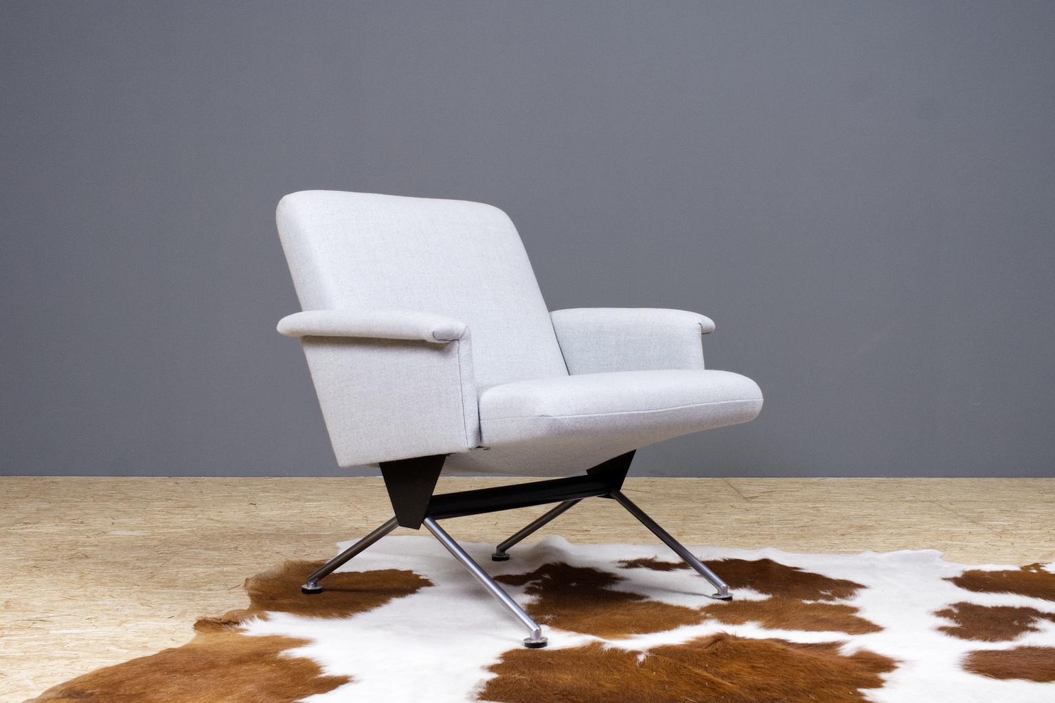 Dutch vintage Andre Cordemeyer lounge chair, model 1432, yet completely re-upholstered in e light grey high quality wool fabric (Ploegwool by de Ploeg). Cordemeyer designed this (executive) chair in 1961 for Gispen. The chromed metal frame with the