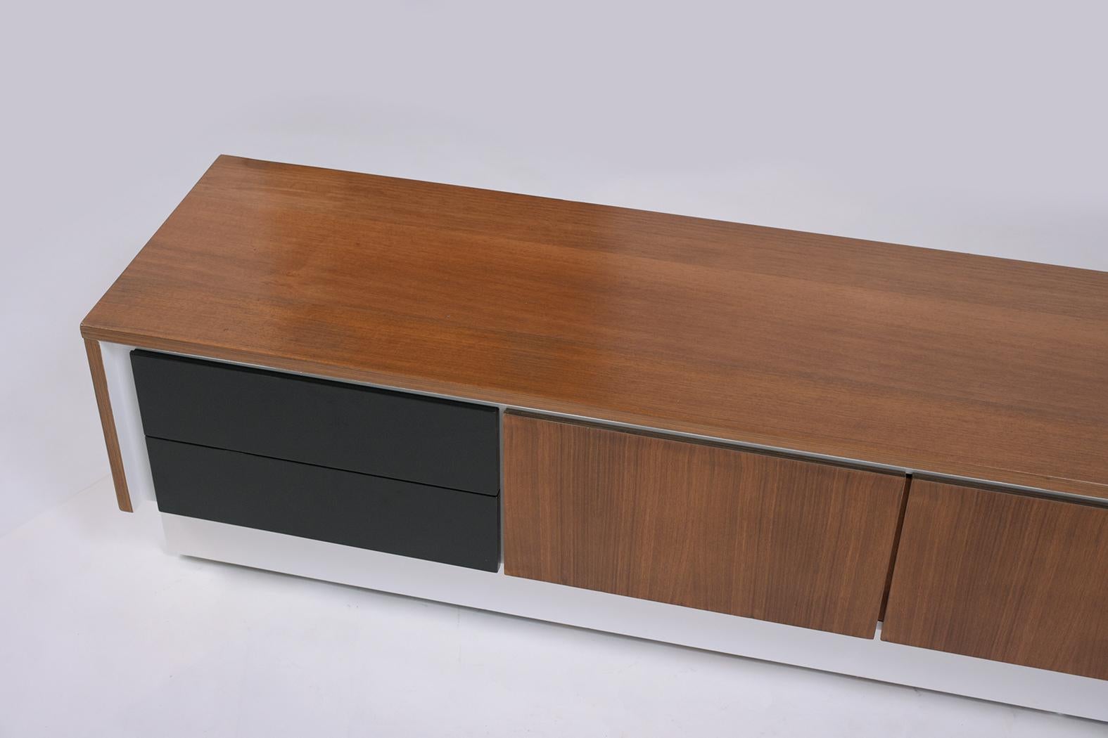 Long Mid-Century Modern Lacquer Credenza 3