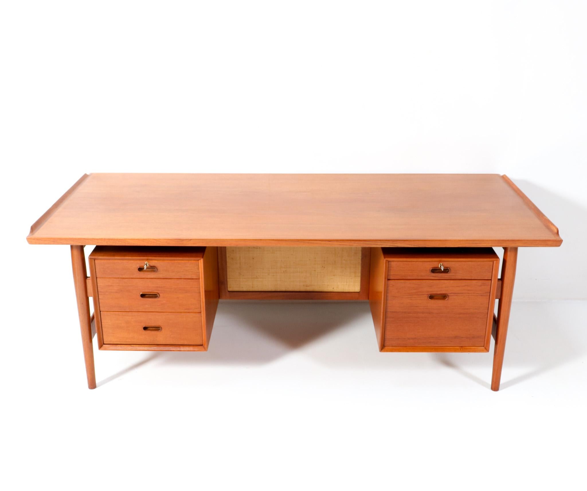 Prächtiger und seltener Mid-Century Modern-Schreibtisch 207.
Design von Arne Vodder für Sibast Dänemark.
Auffälliges dänisches Design aus den 1960er Jahren.
Massiver Teakholzsockel mit drei Originalschubladen auf der linken Seite und einer Schublade