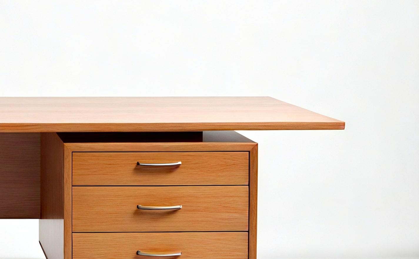 Indiano Scrivania direzionale moderna di metà secolo in Wood massiccio con doppi piedistalli fluttuanti in vendita