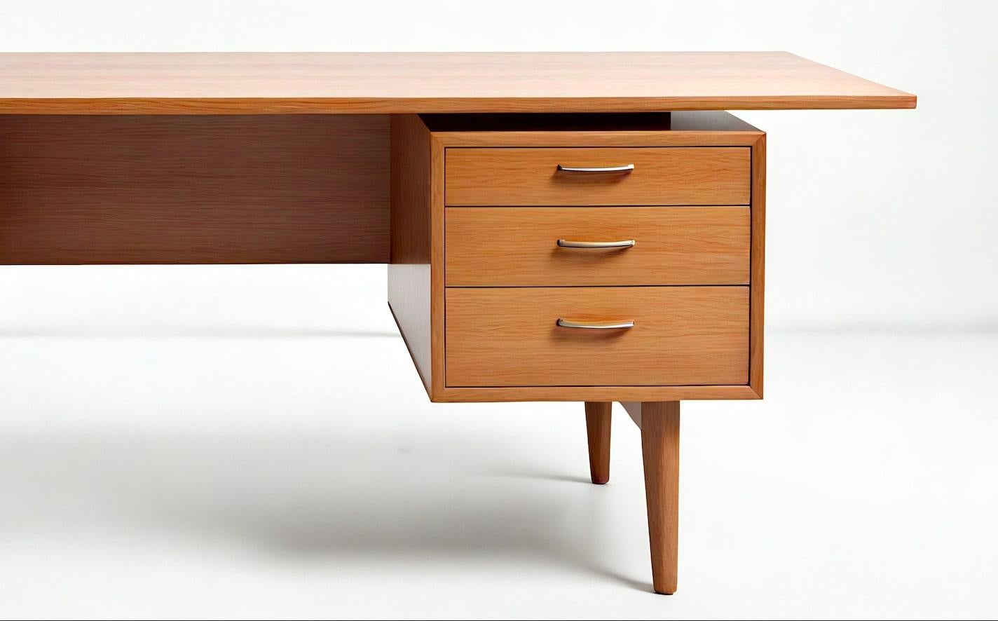 Scrivania direzionale moderna di metà secolo in Wood massiccio con doppi piedistalli fluttuanti In condizioni Nuovo in vendita a New York, NY