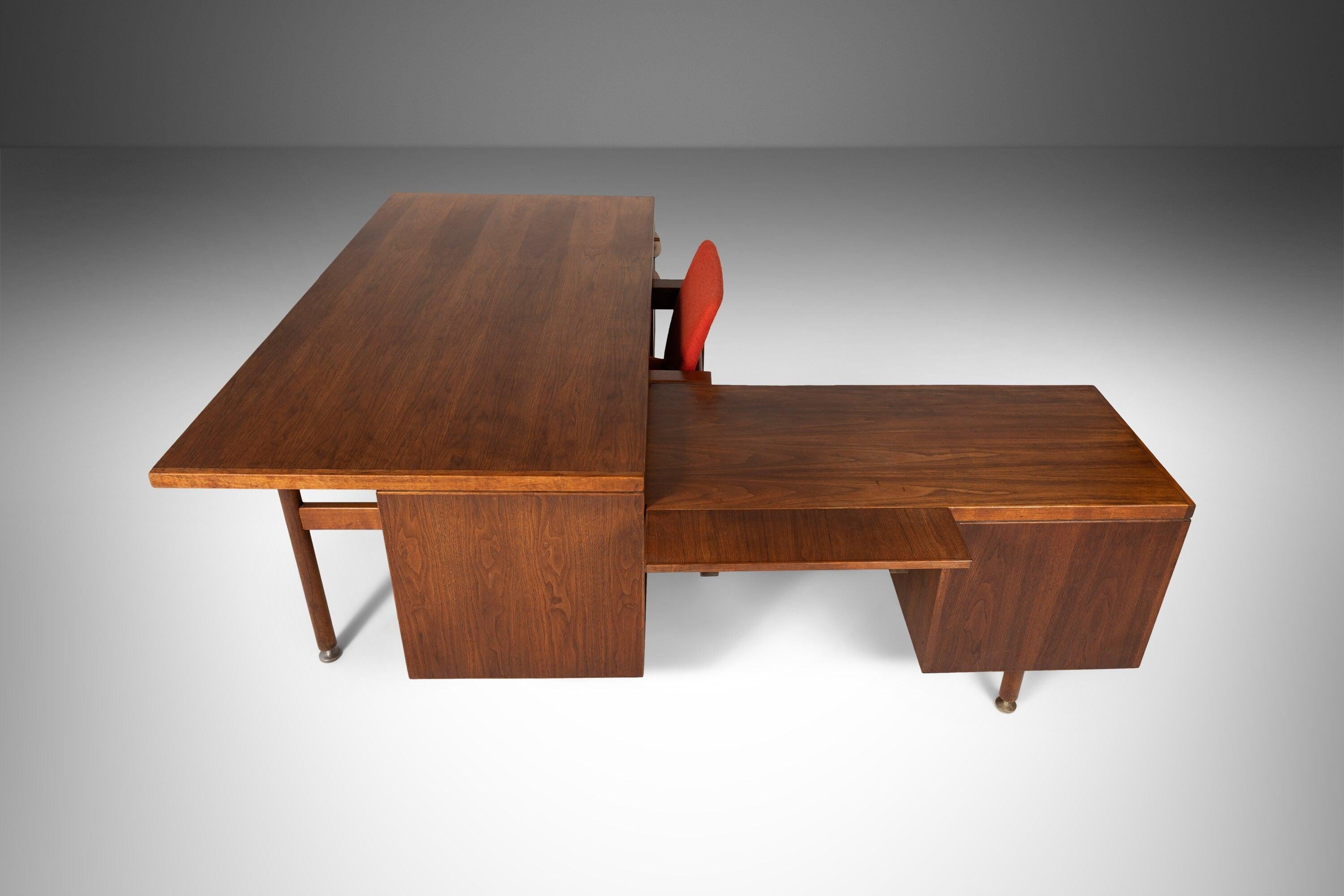 In a wide range of vintage office collections, Jens Risom’s signature workmanship and superior modern design from the mid-century era has made him one of the most popular designers in the United States. With excellent craftsmanship and attention to