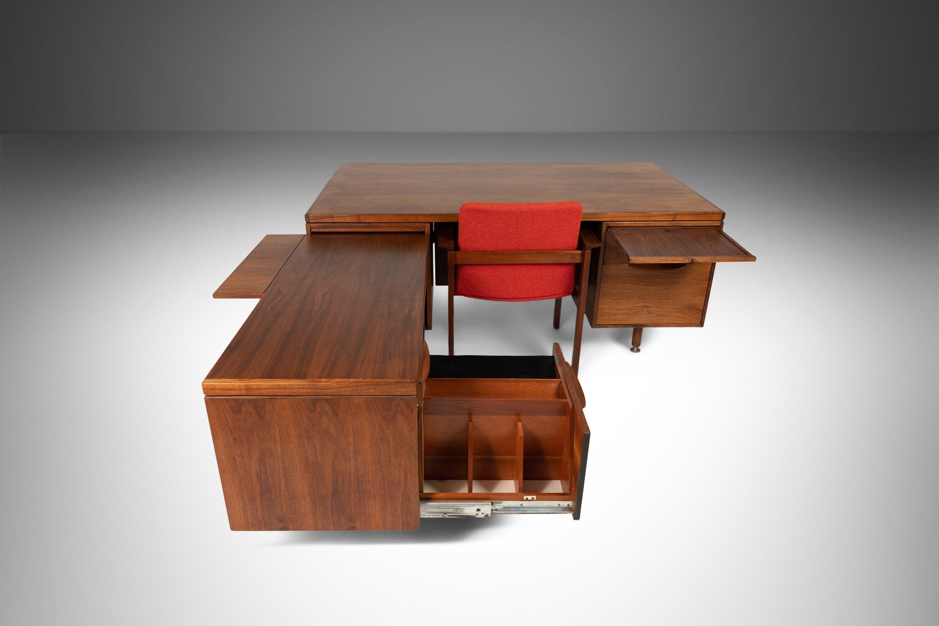Mid-Century Modern Executive Desk with Return in Walnut by Jens Risom, USA In Good Condition In Deland, FL